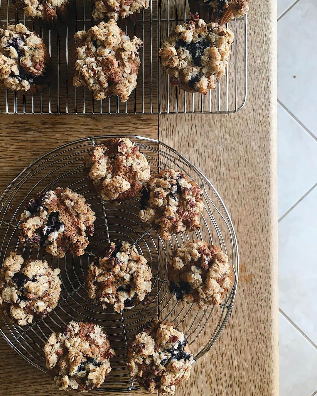 miyoのインスタグラム：「・ Blueberry pecan muffins  グルテンフリー。 ブルーベリーたっぷりで、しっとり美味しいー。  やば、もう一回作る。  ナッツは、胡桃の苦味がどうしても苦手なので、私はいつもピーカンナッツ。 ありがたいことに、ピーカンナッツはジョージア名産です。イェイ。」