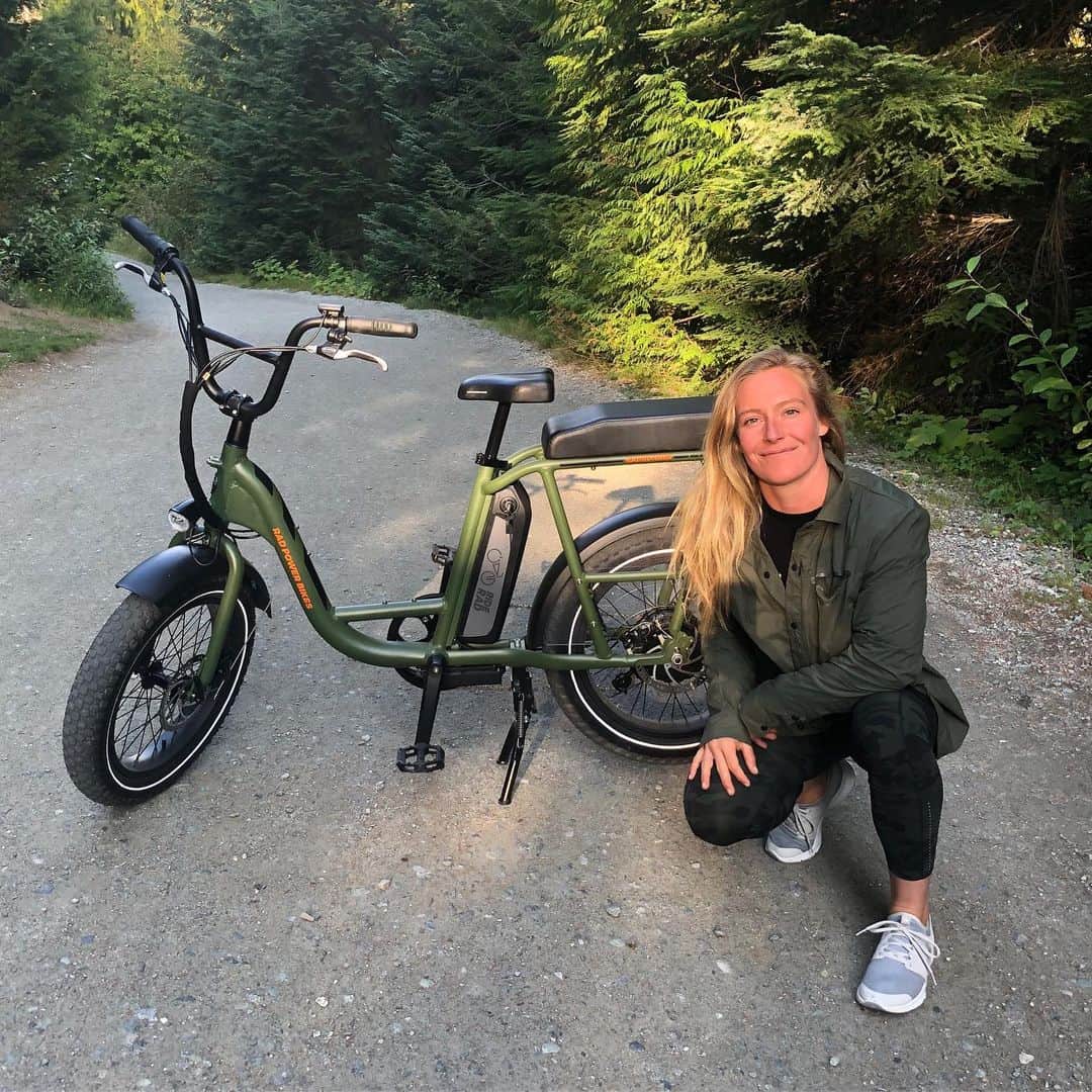 ジェイミー・アンダーソンのインスタグラム：「Whose down with the ebike game?! I Love the @radpowerbikes 🙏 Fun & easy way to commute.. They’re ebikes are currently up to $200 off for Black Friday/Cyber Monday, treat yourself or someone you love 💙  #RideRad  www.radpowerbikes.com/jamieanderson」