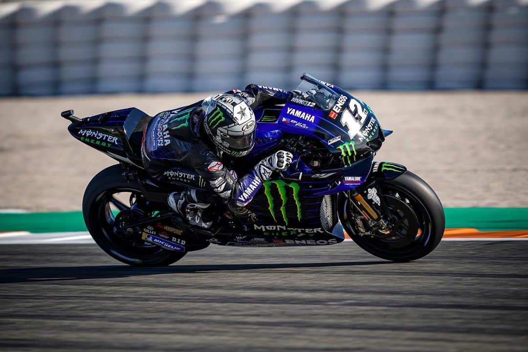YamahaMotoGPさんのインスタグラム写真 - (YamahaMotoGPInstagram)「@maverick12official 🗣: "Today was similar to yesterday. The new chassis works quite well, I’m happy. I kept working on the engine and it feels like run by run we are making little steps. This test was positive because we brought significant changes and that’s the most important. At the moment I feel there’s potential and we have to understand how to realise it. The Jerez track’s lay-out is totally different. It’s a good track for a test, because usually if the bike goes well there it goes well everywhere. There we will see how strong we are." . . #MonsterYamaha | #MotoGP | #ValenciaTest | #MonsterEnergy | #MV12 | #12gang | @monsterenergy」11月21日 5時28分 - yamahamotogp
