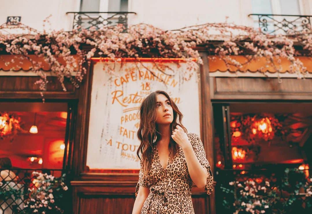 ケイト・ボイージェルのインスタグラム：「🎶 you don’t need to pardon my language 🎶 TWO DAYS TIL “FRENCH” 🇫🇷🥂🎵 .  only a little more than 24 hours left to presave “French” on Spotify and automatically enter to win a video message from me and hand painted lyrics of your choice! Link in my bio!! .  https://show.co/G0hICPW 📸 @19rivoli」