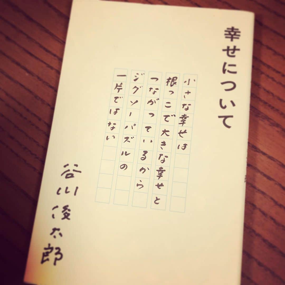 山本紘之さんのインスタグラム写真 - (山本紘之Instagram)「・ たまたま入ったお店で見つけた本。 めまぐるしい日々の中で、自分をリセットしてくれる本。 好きな本。」11月21日 5時40分 - yamamoto_hiroyuki.ntv
