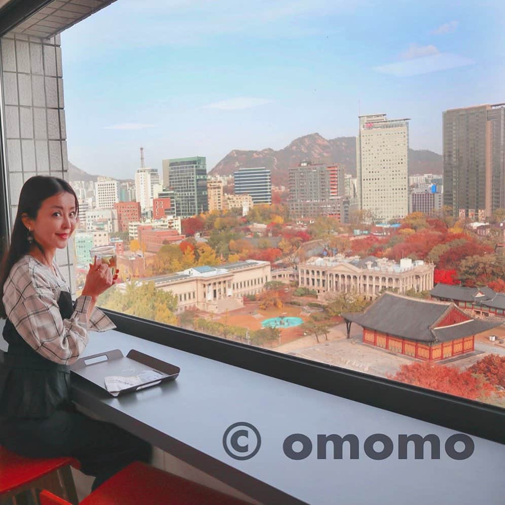 大桃美代子さんのインスタグラム写真 - (大桃美代子Instagram)「前のpicが好評です。  ソウルに行きたい人が多いのかな？😀 徳寿宮を見下ろすカフェは、  市庁の分舎の13階。  市民に公開されて人気です。  四季の移ろいが美しいカフェ、  菊花茶が🌼ほっこりします。  両国で観光客が減っていますが、  時間は待ってはくれません。  秋の素敵カフェ巡り、  今がまさに、旬でした。  詳しくはブログで。  プロフィールから飛んでくださいね。  #徳寿宮 #ソウル#ソウルグルメ#グルメ旅#秋の絶景 #visitkorea #koreatravel #koreanfashion #jal #tabinoco #一歩先を歩く#タビジョ#大人旅#東方神起 #東方神起15thanniversary#korea#seoul#セカフォト#阪急交通社＠hankyutlavel#旅グルメ#imatabiキャンペーン8」11月21日 5時45分 - miyoko_omomo