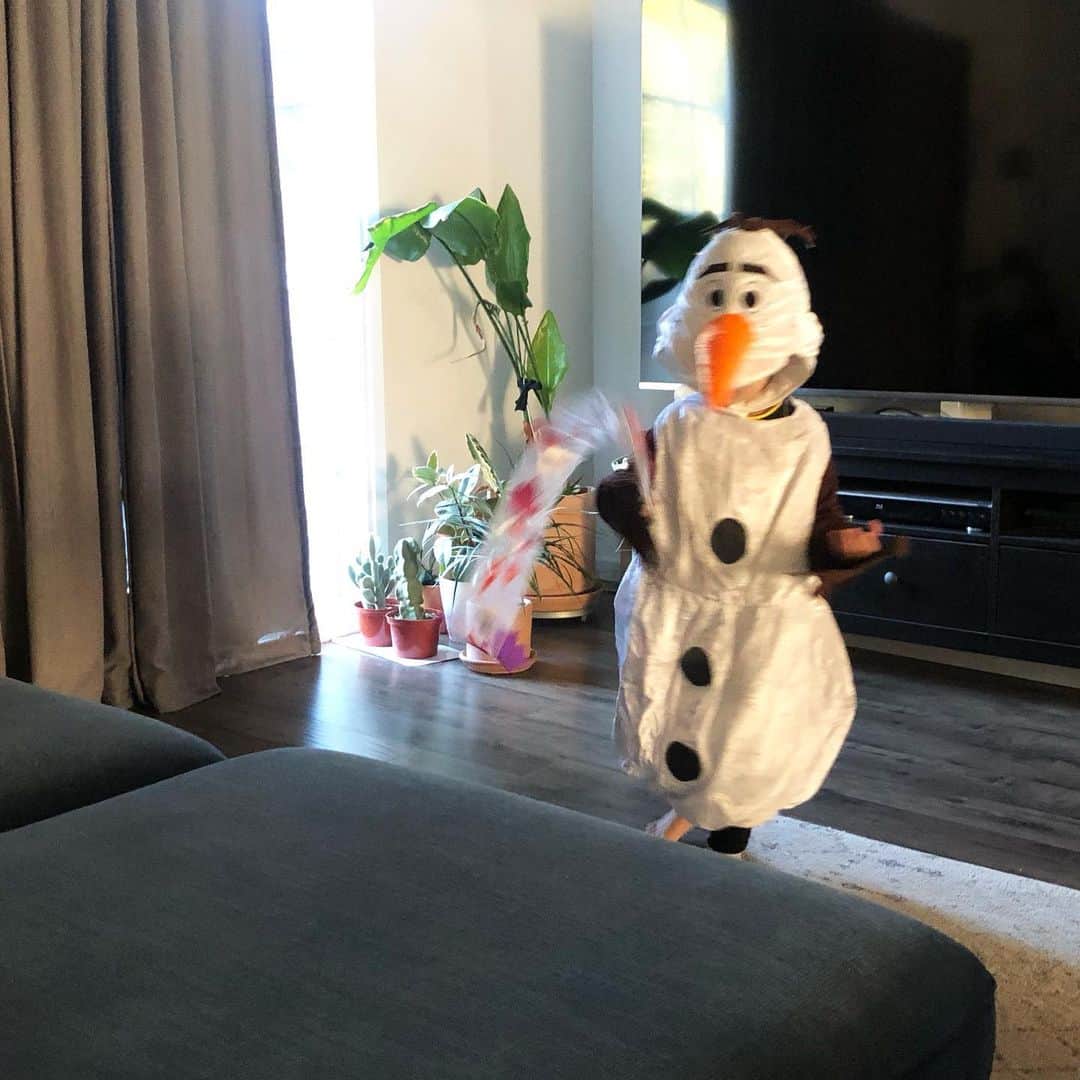 フリーディアさんのインスタグラム写真 - (フリーディアInstagram)「Who is ready for @disneyfrozen movie??? We got to play dress up and little E would not take #Olaf off! フローズン2の映画を楽しみびしている人いる？ちょっとしたドレスアップができて楽しかった。エヴェレストはオラフに夢中🥰　#snowman #Elsa #Anna #frozen #frozen2 #disneyplus #disney #movienight #ilovedisney #excited #google #googlehome #nestmini」11月21日 5時49分 - friediamn