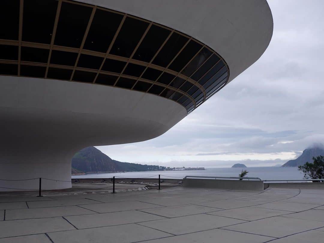 ヨハネス・ヒューブルさんのインスタグラム写真 - (ヨハネス・ヒューブルInstagram)「Location day during cloudy weather and spotted rain at Oscar Niemeyer’s designed Museum for Contemporary Art. #architecturephotography #futuristic」11月21日 5時52分 - johanneshuebl