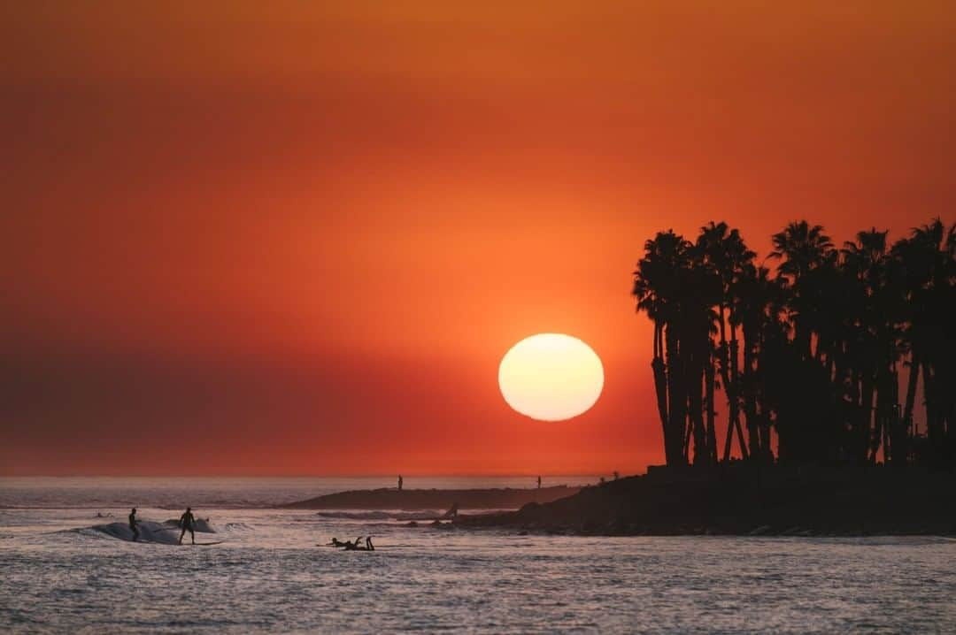 National Geographic Travelさんのインスタグラム写真 - (National Geographic TravelInstagram)「Photo by @max.lowe I Surfers ride out point break peelers as the home star drops into another disappearing act near Ventura, California. To see more from my road trip along the West Coast of the U.S., follow @max.lowe.」11月21日 6時05分 - natgeotravel