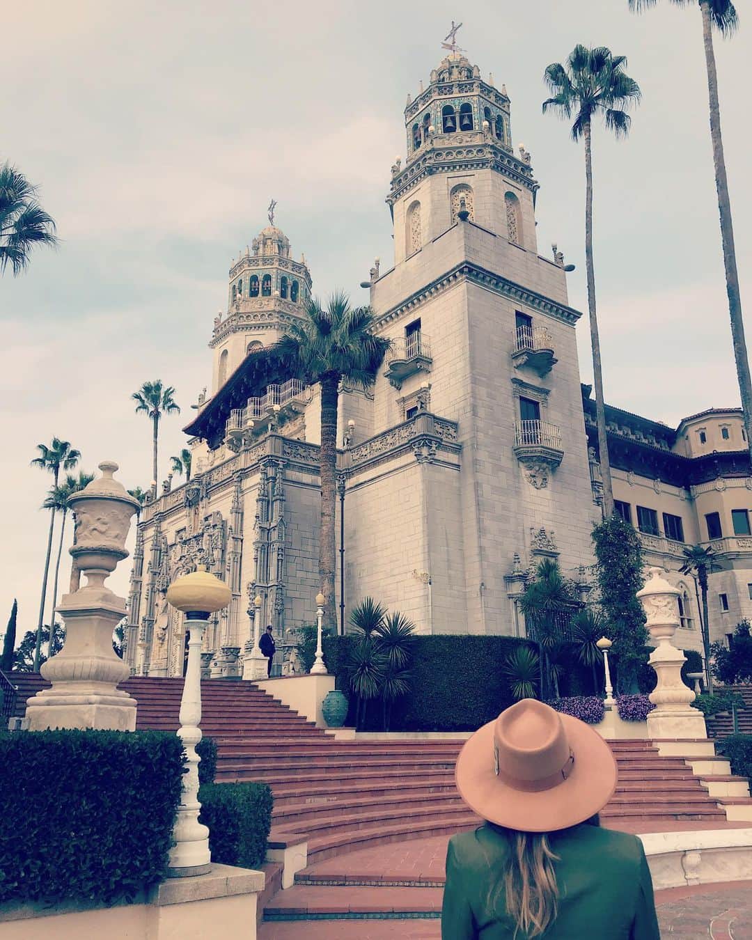 アシュリー・ハートのインスタグラム：「Looking back in awe & gratitude of the past few weeks, so many mind-blowing gems found, while discovering the USA with @helloworldau 🏰🤩 . #heartscastle #california #travelshow #Rodeodrive #SantaBarbara #Vineyard #universalstudios #monterey #sanfrancisco #nevada #roadtrip #usa #mustsee #mustvisit」