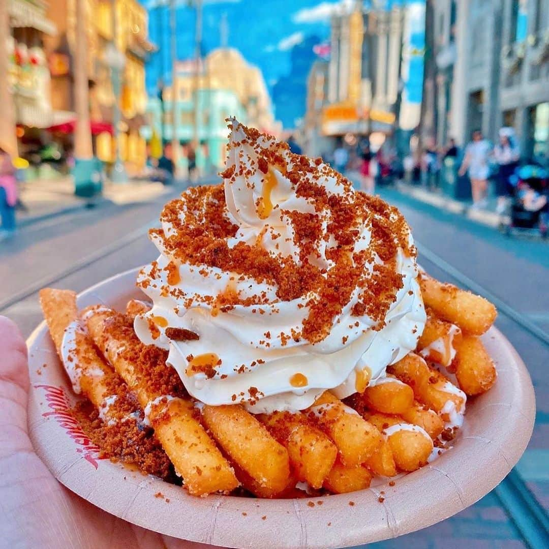 ディズニーランドさんのインスタグラム写真 - (ディズニーランドInstagram)「Season's Eatings! 🍦🥨🍭🍪 🍿Which festive foods are you looking forward to trying? #HolidaysBeginHere (📷: @100acreears, @mydisneyeats, @mickeyismyhomeboy)」11月21日 6時20分 - disneyland