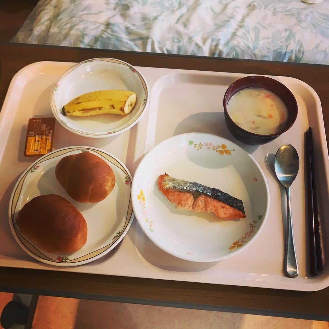 佐野史郎のインスタグラム：「入院15日目。 朝食はシャケにポタージュにロールパンという…ご飯が欲しかったかな？f^_^;」