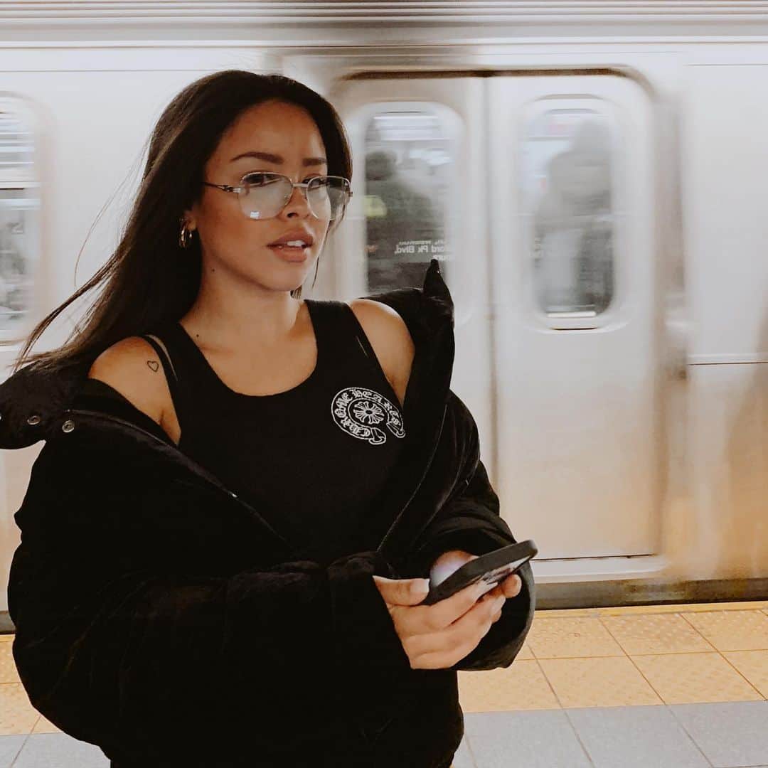 シエラ・ラミレスのインスタグラム：「SOS looking for the best place for hot chocolate in NYC.....go!!! 🖤🗽」