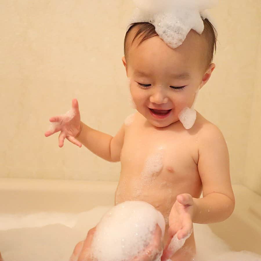 あすかさんのインスタグラム写真 - (あすかInstagram)「ㅤㅤ  ㅤ  バウンシア 様から頂いた新商品 つかるだけ泡エステ🛁✨ ほ-ちゃん初めての泡風呂に初めは 戸惑っていましたが、慣れたら 大興奮でした👦🏻💕数分つかるだけで 全身こすらずに洗えるんです👌🏼 小さいお子様にも使えますが お子様の肌の状態を確認してご使用 した方がいいみたいです👶🏼 ㅤ ㅤ ㅤ  ㅤ @bouncia_offical 香りはホワイトソープ&エアリーブーケの香り💐 ホワイトソープの香りが大好きです♥  ㅤ ㅤㅤ ㅤ  一緒に楽しみながら入浴出来て 洗う手間も省けました🛀˚✧₊⁎ またやってあげよう💛🧡❤️💙 ㅤ ㅤ ㅤ ㅤ ㅤ  #ヤバ泡風呂#つかるだけ泡エステ#バウンシア#ヤバ泡#牛乳石鹸#泡風呂#バスタイム#バブルバス#ご褒美#2歳差育児#男の子#兄弟#男の子ママ#PR ㅤ ㅤ ㅤ ㅤ」11月21日 7時10分 - ask_____10