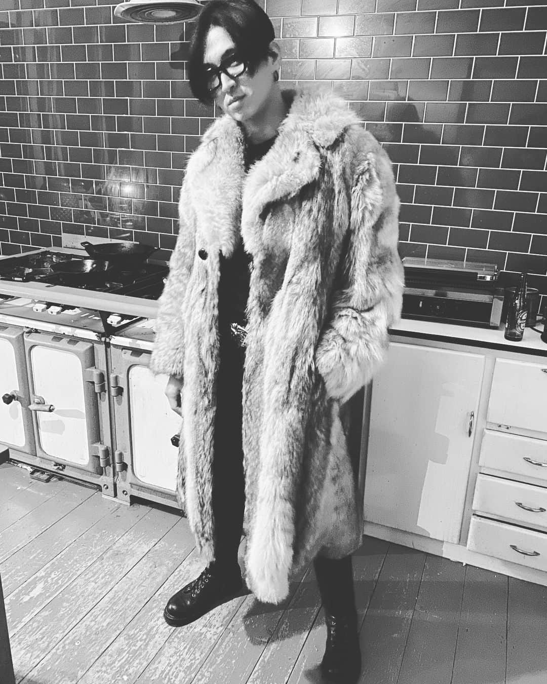 松田翔太のインスタグラム：「I’m wearing actual Rod Stewart’s wolf skin coat！ #wolfclub #1970s これはヤバイ、ロッドスチュアートの毛皮コート🐺🇬🇧」