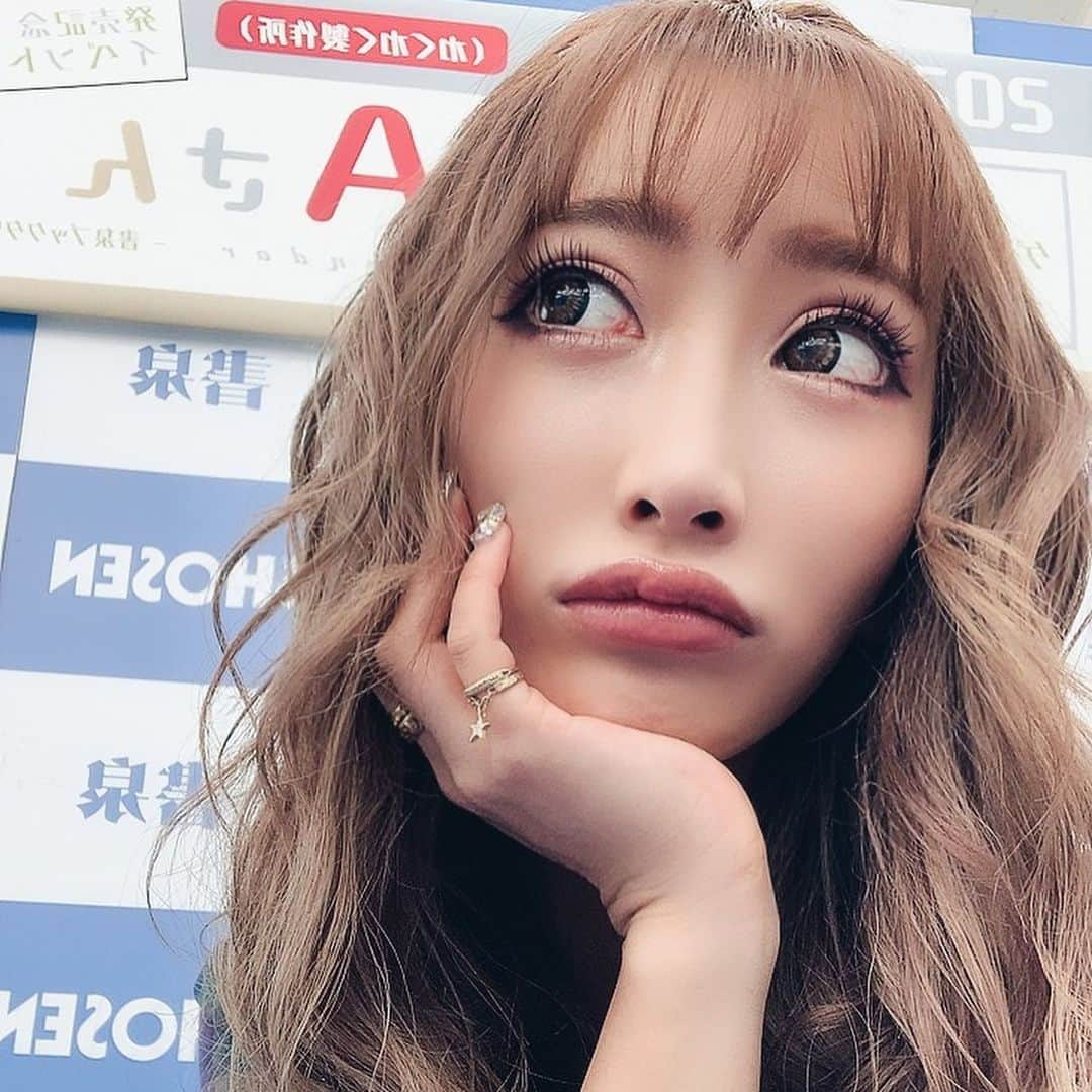 AIKAさんのインスタグラム写真 - (AIKAInstagram)「. 2020年カレンダー 12月からサイン付きが 販売開始します🥳 特典チェキもあるよん！ . Amazonでも買えます。 . . ポスターバージョンと 卓上があるから買ってねん♥️ . . . #aika  #カレンダー  #2020年カレンダー  #aikastyle👗」11月21日 7時19分 - aika_honmono