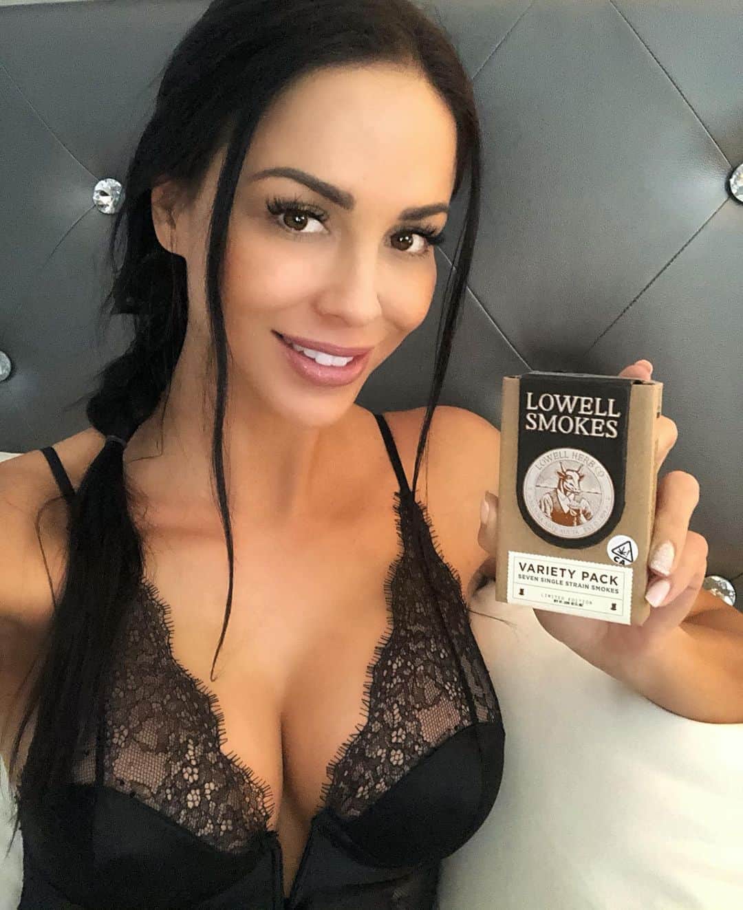 Melissa Risoさんのインスタグラム写真 - (Melissa RisoInstagram)「I just got my @lowellsmokes delivered to me! I’m so excited! This is by far my favorite brand of weed and I love how it comes with matches in the box! To get this delivered today on a rainy day was perfect! @lowellfarms #lowellsmokes #weed」11月21日 7時21分 - melissariso