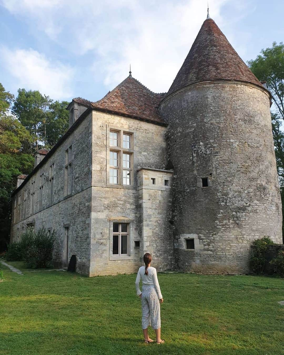 Airbnbさんのインスタグラム写真 - (AirbnbInstagram)「The medieval knights who used to live here got to wear cool metal suits, but they never tasted Superhost Xavier’s croissants. Your rooms are atop the tower; note that any hair climbing may require intensive conditioning.  Photo: @naomigelderblom」11月21日 7時24分 - airbnb