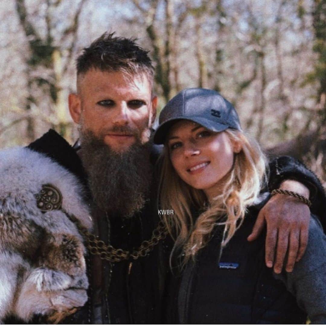 キャサリン・ウィニックのインスタグラム：「Happy Birthday to my big brother Markjan! 😘 #Vikings #director @markjanwinnick」