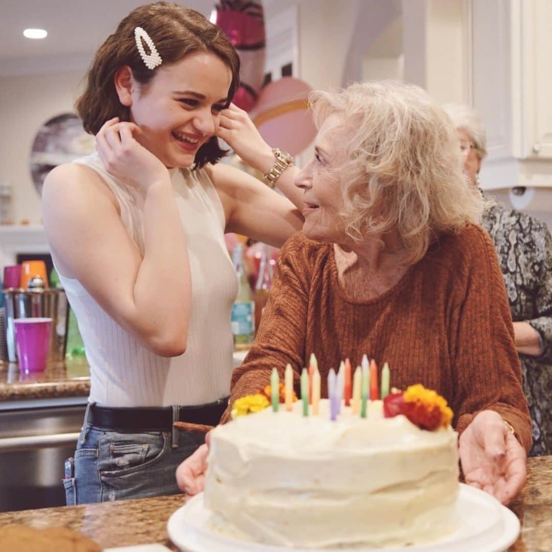 ジョーイ・キングさんのインスタグラム写真 - (ジョーイ・キングInstagram)「Happy birthday to the cutest person I know. Grandma, I’m so darn obsessed with you. When people ask me what I like to do for fun, my favorite answer is “spend time with my grandma.” Your love, guidance & sense of humor fill my heart with so much joy. I love you. (P.s. just a little proud of this carrot cake I made her☺️🥕🍰)」11月21日 7時31分 - joeyking