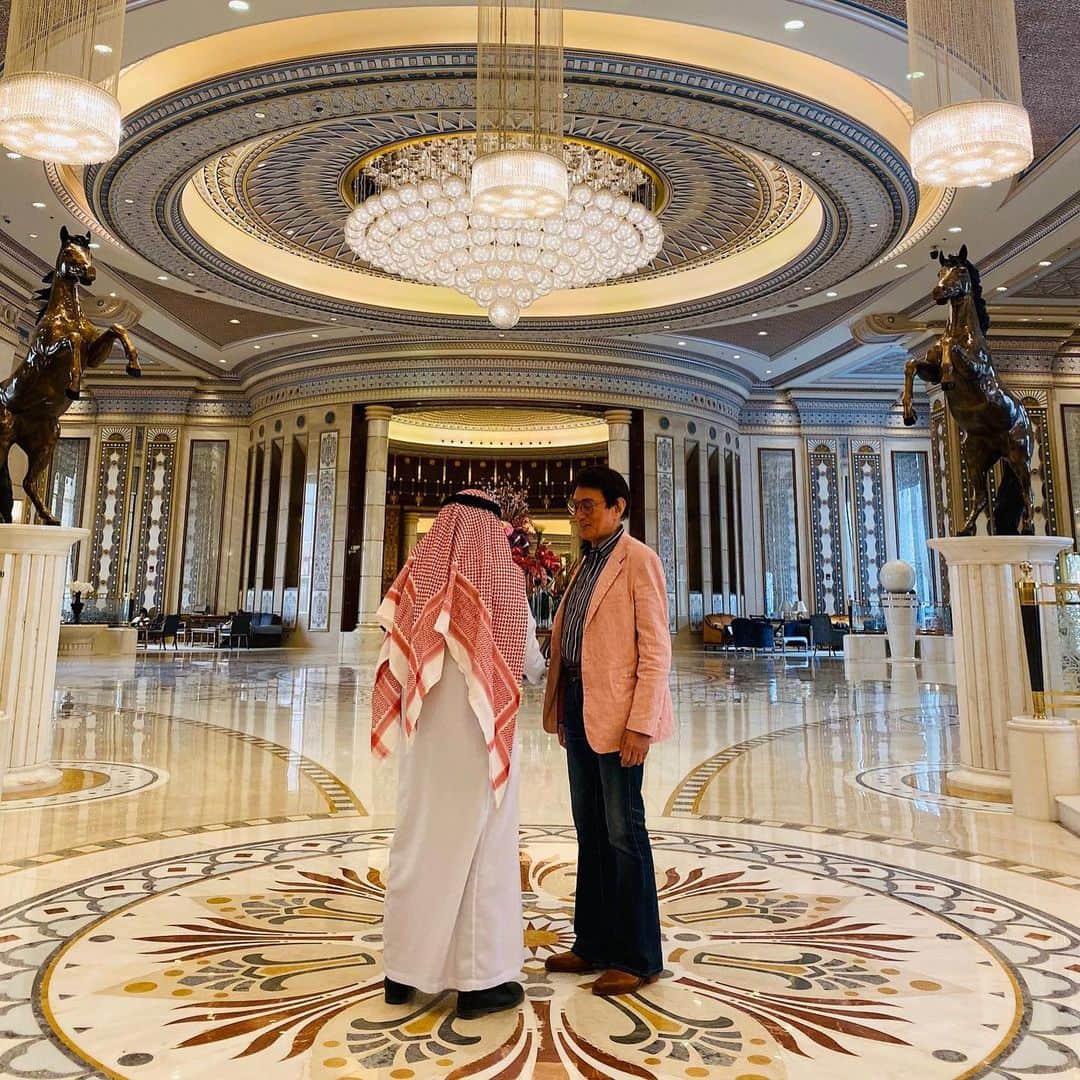 水木一郎さんのインスタグラム写真 - (水木一郎Instagram)「サウジアラビアのリヤド観光その⑤ 観光途中に立ち寄ったザ・リッツ・カールトンリヤド。ガーデンからロビー、トイレに至るまで広すぎて流石の高級ホテル。ロビーでなにやら雑談しているささきいさお氏を発見！もしかして相手は大臣か石油王？w  #saudiarabia  #riadoh #theritzcarlton  #saudianimeexpo #isaosasaki  #ichiromizuki」11月21日 7時44分 - ichiromizuki