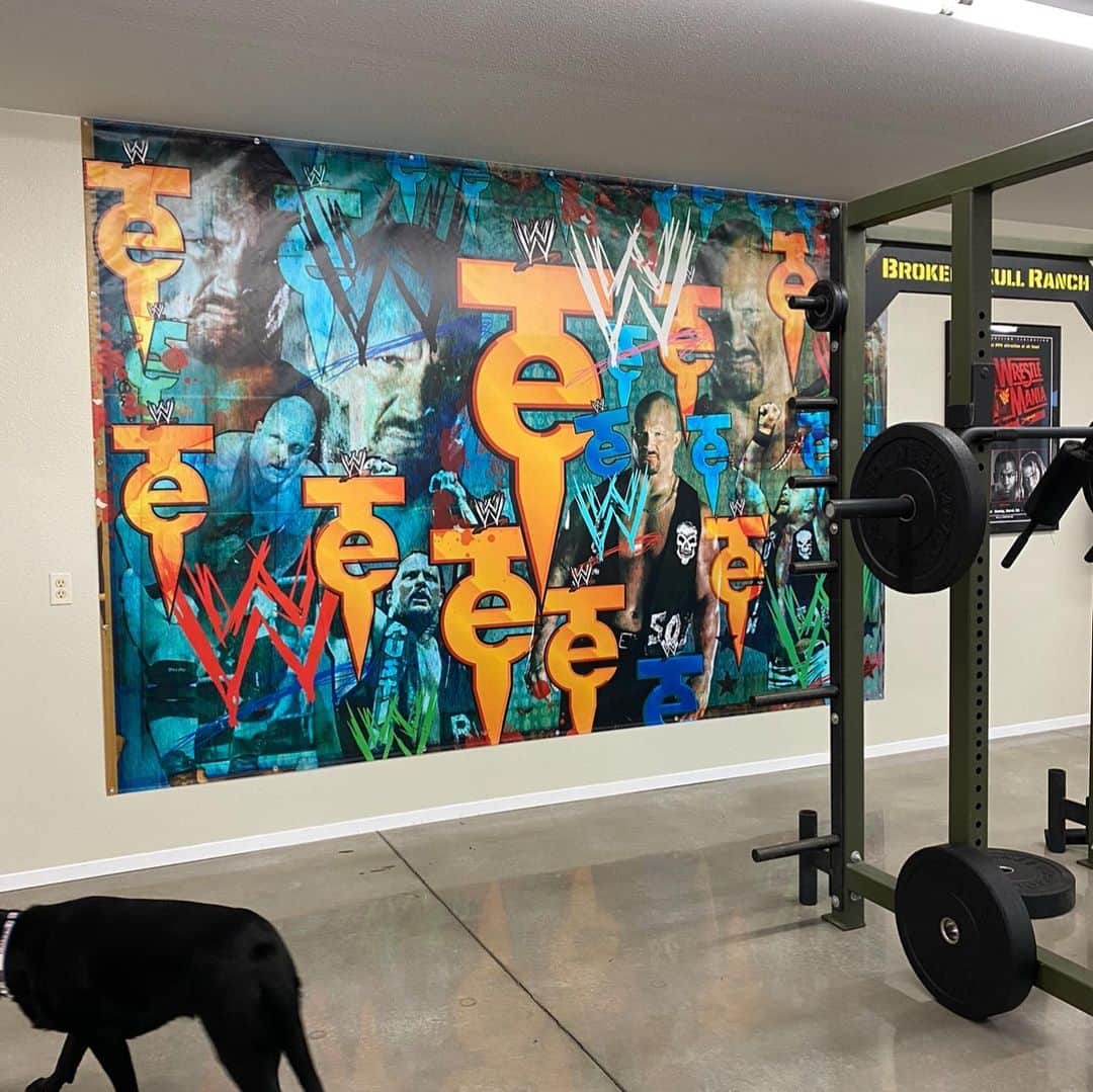 ストーン・コールド・スティーブ・オースチンのインスタグラム：「Finally hanging some stuff at the BSR gym to get a little atmosphere. With Cali doing a drive by..」