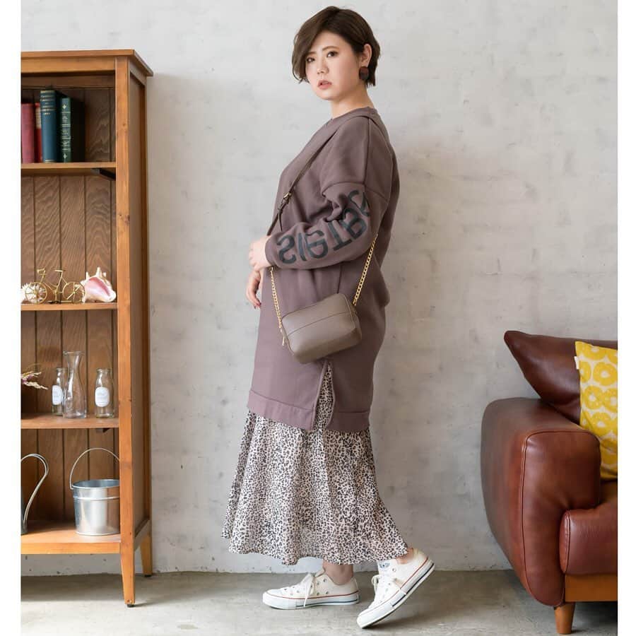 Alinoma公式さんのインスタグラム写真 - (Alinoma公式Instagram)「ㅤ ■Alinomaのあったかチュニック着回しコーデ ㅤ 袖のロゴがアクセントの膝丈チュニックは、すとんと落ちるゆったりシルエットで体型カバー力◎。今年はフェミニンなロングスカートに重ねても、おしゃれに着こなせます。定番のデニムならカジュアルに可愛く決まる！ㅤ ▼着回しアイテム▼  ㅤ 裏起毛ロゴチュニック：@ranan_official →LL～5L展開 ㅤㅤㅤ ▼コーデアイテム▼ ㅤ モデル：Mami  @syjkm1009 →3Lサイズ着用／164cm ㅤ 左： チュニック：#Ranan →LL～5L展開 ㅤ スカート：#eur3 @eur3_itokin →LL～3L ㅤㅤ ------------------------- ㅤ 右： チュニック：#Ranan →LL～5L展開 ㅤㅤ デニム：#EDWIN →LL～6L ㅤ ㅤ ⇒気になった商品の詳細はプロフィールのURLにありますよ♪ @alinoma_official  URL 〉〉https://bit.ly/2KAEba4 ㅤ ㅤ #アリノマ  #ぽっちゃり #ぽっちゃりコーデ #ラファコーデ #秋ファッション #ぽちゃかわ #今日のコーデ  #アラフォーコーデ #大きいサイズ #着痩せコーデ #大人コーデ #ぽっちゃりさんと繋がりたい  #着回しコーデ #デニム #チュニック  #レオパード ㅤ #alinoma #instagood #plussize #winter #plussizemodel #plussizefashion」11月21日 7時53分 - alinoma_official