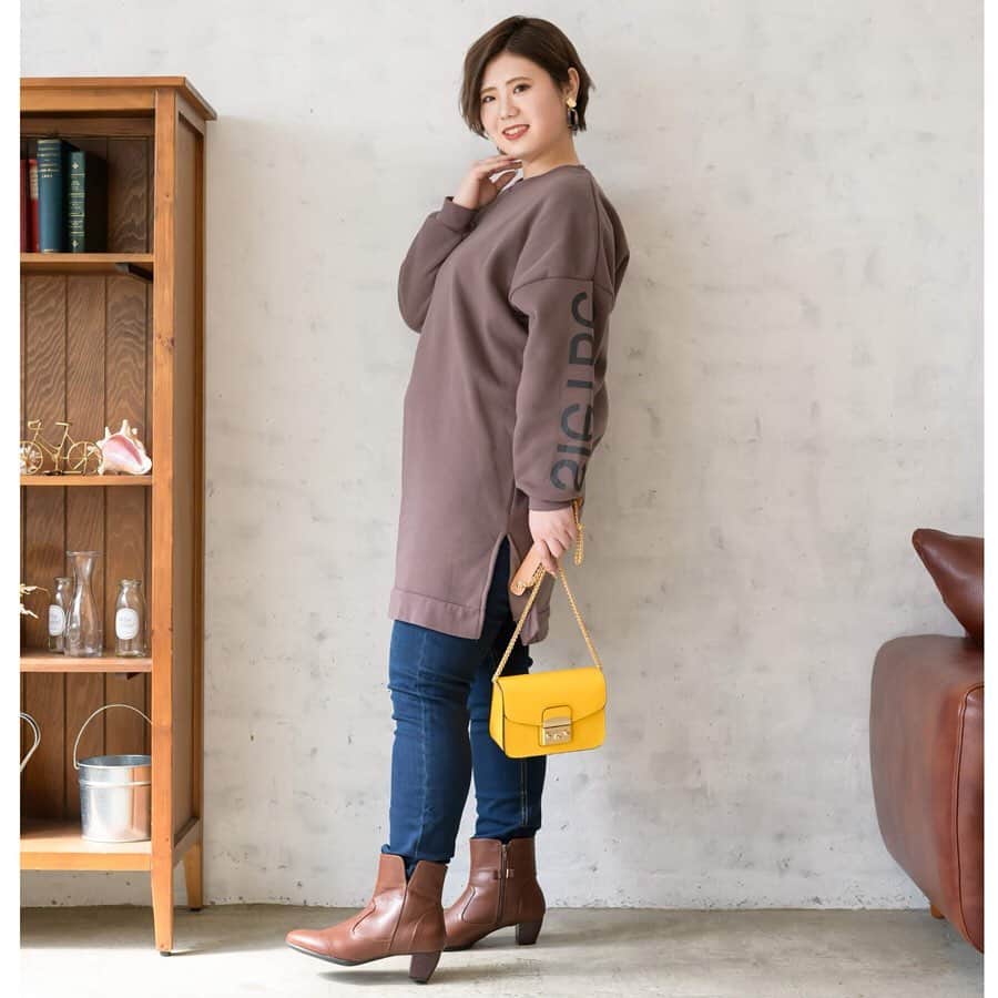 Alinoma公式さんのインスタグラム写真 - (Alinoma公式Instagram)「ㅤ ■Alinomaのあったかチュニック着回しコーデ ㅤ 袖のロゴがアクセントの膝丈チュニックは、すとんと落ちるゆったりシルエットで体型カバー力◎。今年はフェミニンなロングスカートに重ねても、おしゃれに着こなせます。定番のデニムならカジュアルに可愛く決まる！ㅤ ▼着回しアイテム▼  ㅤ 裏起毛ロゴチュニック：@ranan_official →LL～5L展開 ㅤㅤㅤ ▼コーデアイテム▼ ㅤ モデル：Mami  @syjkm1009 →3Lサイズ着用／164cm ㅤ 左： チュニック：#Ranan →LL～5L展開 ㅤ スカート：#eur3 @eur3_itokin →LL～3L ㅤㅤ ------------------------- ㅤ 右： チュニック：#Ranan →LL～5L展開 ㅤㅤ デニム：#EDWIN →LL～6L ㅤ ㅤ ⇒気になった商品の詳細はプロフィールのURLにありますよ♪ @alinoma_official  URL 〉〉https://bit.ly/2KAEba4 ㅤ ㅤ #アリノマ  #ぽっちゃり #ぽっちゃりコーデ #ラファコーデ #秋ファッション #ぽちゃかわ #今日のコーデ  #アラフォーコーデ #大きいサイズ #着痩せコーデ #大人コーデ #ぽっちゃりさんと繋がりたい  #着回しコーデ #デニム #チュニック  #レオパード ㅤ #alinoma #instagood #plussize #winter #plussizemodel #plussizefashion」11月21日 7時53分 - alinoma_official