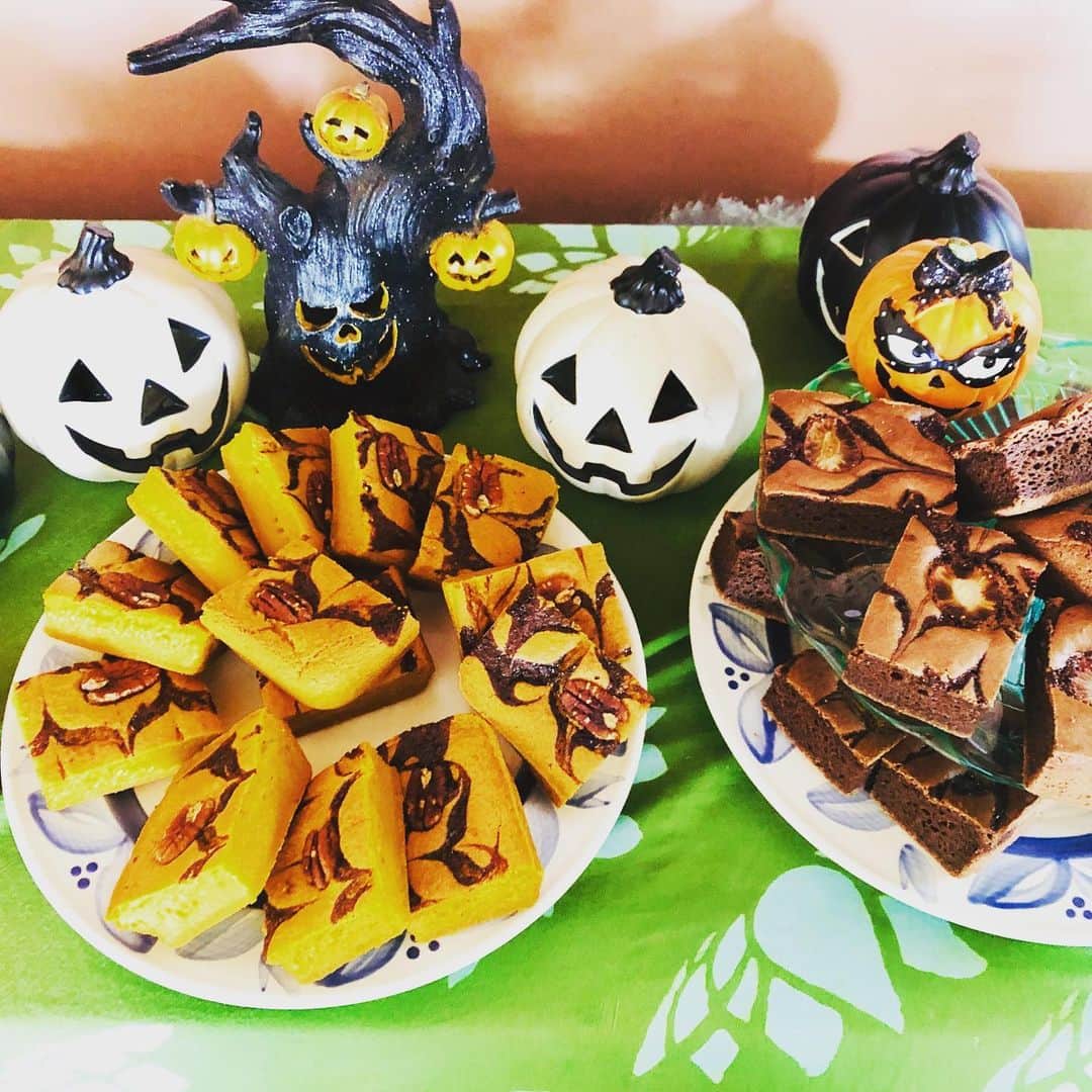 Peace Cafeさんのインスタグラム写真 - (Peace CafeInstagram)「We have pumpkin chocolate pecan mochi cake and double chocolate strawberry mochi cake for today. Come and get it before it’s gone!!✨✨🌈💕 #peacecafe #peace #vegetarian #vegan #veganfood #hawaii #oahu #hawaii #glutenfree #luckywelivehawaii #healthy #love」11月21日 7時45分 - peacecafehawaii