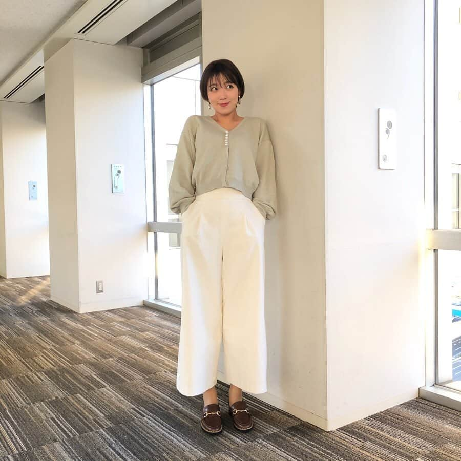 フジテレビ「めざましテレビ」さんのインスタグラム写真 - (フジテレビ「めざましテレビ」Instagram)「11月20日（水）きょう何着て行く？ ・ ファッション雑誌CanCamとコラボした お天気コーナー「きょう何着て行く？」 阿部華也子ちゃんの毎日のコーデを紹介♪ ・ 【きょうのコーデ】 コート→#AndCouture 3万2000円 カーディガン→#MEWSREFINEDCLOTHES 590０円 パンツ→#アプワイザーリッシェ 1万7000円 靴→#ダイアナ 1万4500円 イヤリング→#アネモネ 1900円 ・ 【コーデのポイント】 主役は遠目からでも目を引くモスグリーンのコート🧥🍃 ライトグリーンのニットを合わせてグラデ配色にまとめると より華やかな印象に仕上がります🍀 ビッドが付いたローファーでハズしを加えれば 感度高めなお仕事コーデが完成🙆‍♀️ ・ #めざましテレビ #きょう何着て行く？ #阿部華也子 #今日のコーデ#コーデ #CanCam #今日のファッション#ootd #きょう何着て行く？は月〜金朝6時22分ごろ放送！」11月21日 7時52分 - mezamashi.tv