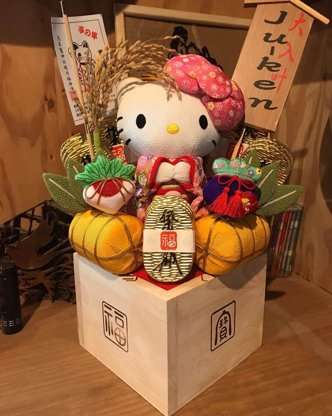 Ju-kenのインスタグラム：「酉の市、行ってまいりました♫  一番目についたモノを、と思ってグルっと回ったんです、、、 一番インパクト有ったのが、コレでした🤣  来年もいい年になりますように🙏  #酉の市　#キティちゃん」