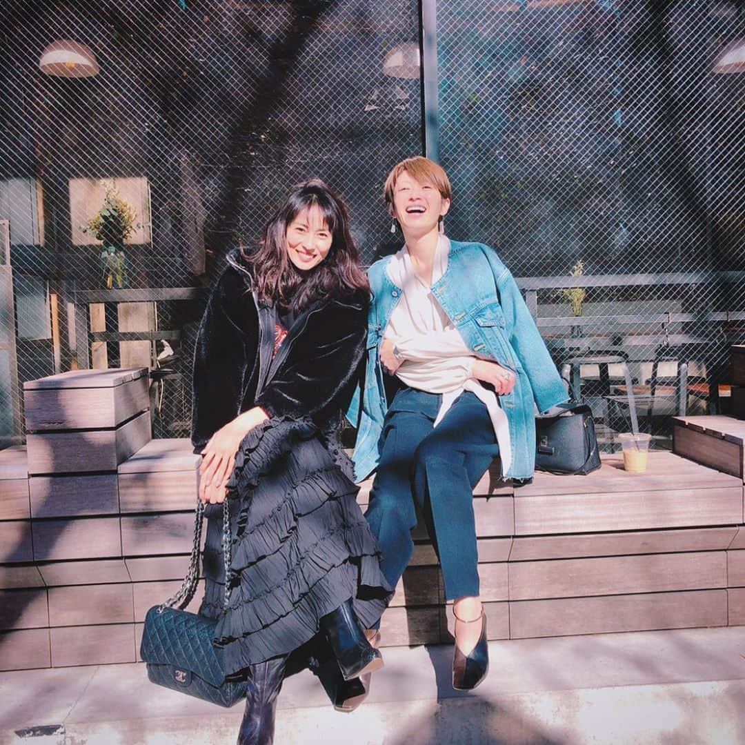 畑野ひろ子のインスタグラム：「お互い10代の頃は、JJでした😆 今は、母となり @story_love40 の撮影で一緒に❤️ 久しぶりに会って、 @iam_sonomi_official の隣で頑張ってきた時代を思い出します🥰」