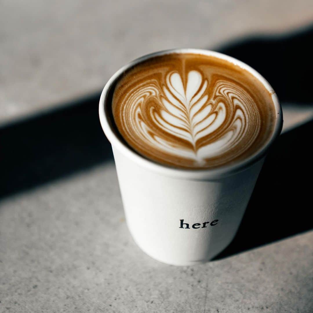 山口淳一さんのインスタグラム写真 - (山口淳一Instagram)「Good morning with here’s original latte(caffe latte+roasted green tea+sugar) It’s getting popular these days! 寒くなってきて、カフェラテにほうじ茶と砂糖を加えた『ココラテ』のオーダーが増えてきました。 コーヒーが苦手な方でもごくごくいけます。 — #japan #kyoto #here #coffee #herekyoto #canele #latte #latteart #art #cafe #slayer #espresso #roasting #roaster #probat  #日本 #京都 #コーヒー #カヌレ #ココカヌレ #ラテ #ラテアート #アート #スレイヤー #エスプレッソ #ロースター #焙煎 #バリスタ」11月21日 7時59分 - junichi_yamaguchi