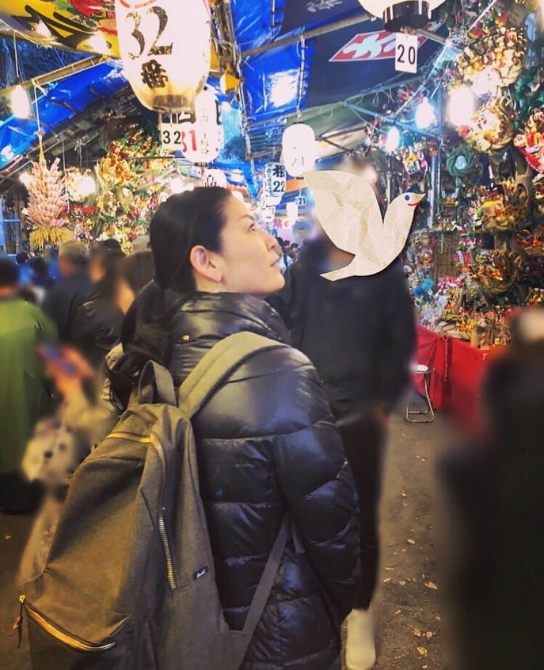 睦のインスタグラム：「去年の夜。  偶然知った 新宿・花園神社での 酉の市。  その時、熊手店で 初めて買った 熊手をお返しに。  そんな話を 数日前の撮影での ヘアメイクさんにしたら。  私も買ってますよっ。  でも毎年。  縁起熊手を ランクアップしていくのも プレッシャーなので😅  神社が売っている 小さな熊手を 買ってるんです〜と 教えてもらいました。  わーかーるー！  それは、いい事 教えてもらったぞ！と どこで売ってるかを 探したら、 本殿そばで発見。  奇跡的に混んでないっ。  優しそうな お顔立ちの方から購入。  シンプルな作りに、 個人的には こちらが好きだなぁと。  熊手守だそうです。  前回は夜だったのですが、 今回は寒そうだったので、 昼間に行ってみたら。  また印象が違って、 楽しめました。  混み具合も そうでもなかったので、 今回は、ちゃんと 神様に ご挨拶出来ました😅  帰りに寄った、 境内のおでん屋さんの 可愛い店員さんに聞いたら。  夜は、ぜんぜん 動けませんよ！との事。  軽く新宿を散策して、 帰りには。  大好きな お蕎麦屋さんで 食べて帰りました。  このコース、 毎年恒例になりそうです😊  #花園神社　 #大酉祭　 #酉の市　 #お鳥さま #熊手　 #神社　 #境内　 #提灯　 #熊手　 #お守り  #御守り  #熊手守  #kumade  #omamori  #jinjya  #神社　 #東京　 #tokyo  #shinjyuku  #新宿　 #soba  #蕎麦　 #お蕎麦  #ssw  #作詞家  #artist  #lyricist  #model  #井上睦都実 #睦」