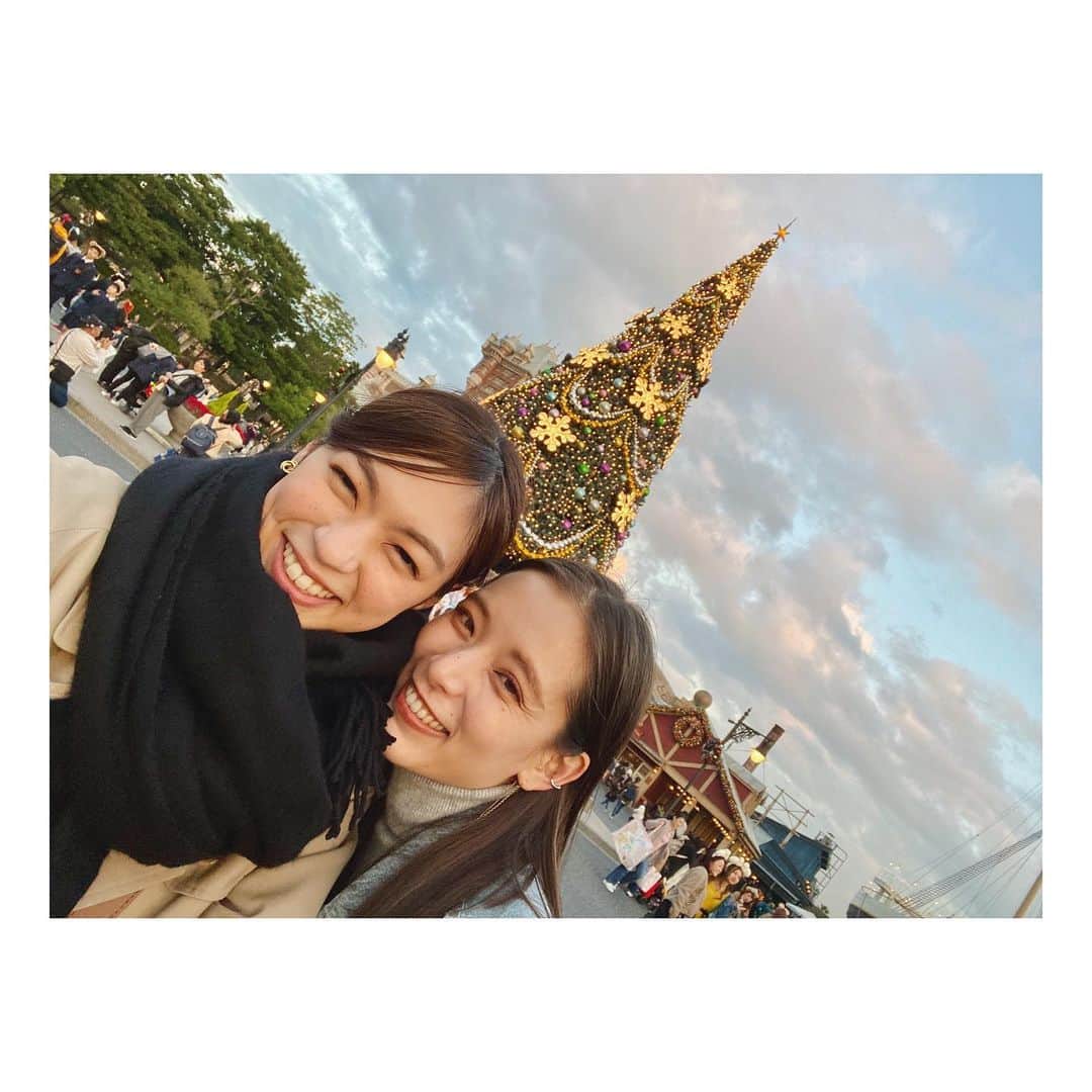 のインスタグラム：「🎄 ちょっと前に奈緒ちゃんと クリスマスディズニーしてきましたよ 2人で行くのは1年半ぶり？ ソアリン乗ったり ホットワイン飲んだり ダッフィーに魅了されたり 満月だったり 花火も見れたり トイマニも5年ぶりぐらいに2人で乗れたり 最高に充実した楽しい幸せな時間で ほんっっとうにあっという間だった！！ ・ #tokyodisneysea #disneysea #ディズニーシー #昼過ぎからインする大人ディズニー #よかったらハイライトも見てみてね #🎄 #🎅 #🎁 #🍷」