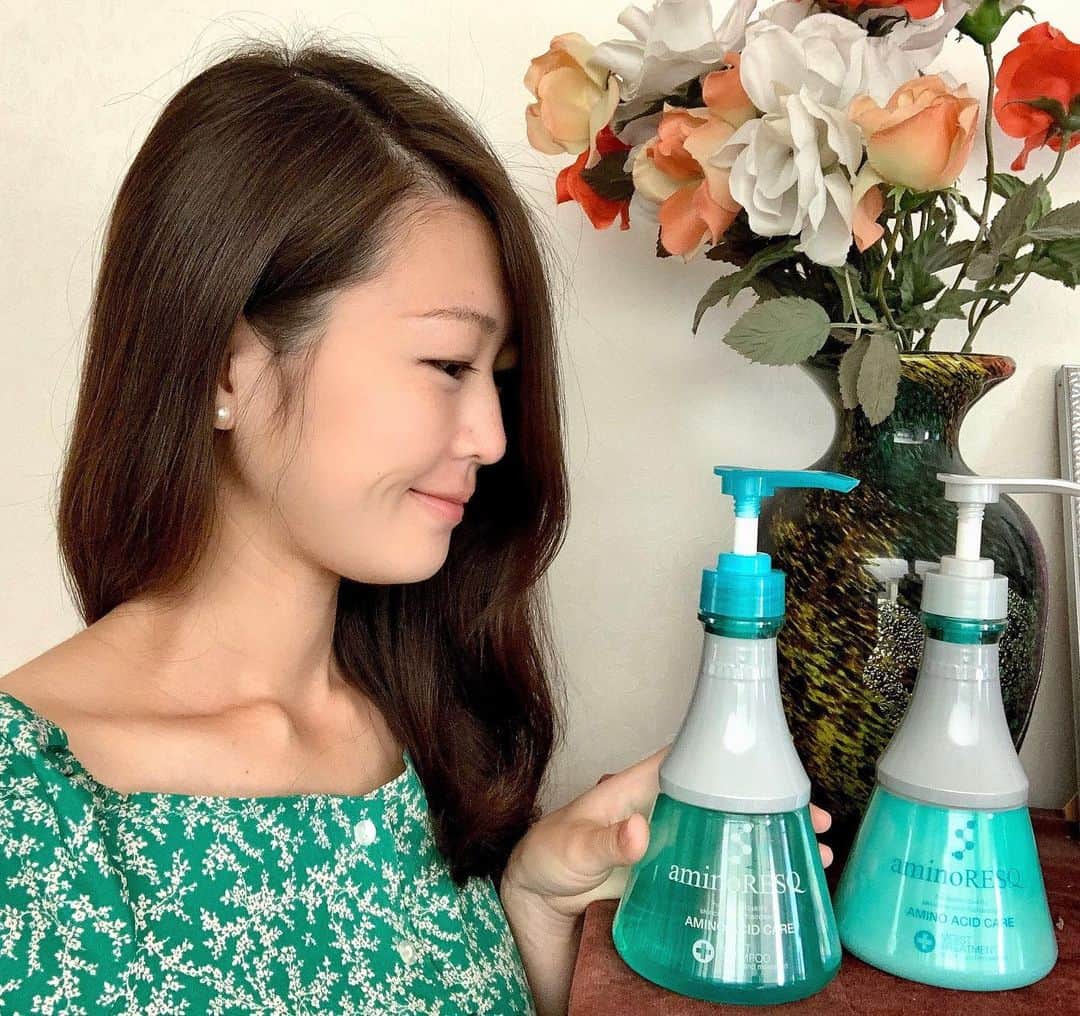 花田浩菜のインスタグラム：「#臨月 に入る前、産前最後にヘアケアをお願いさせて頂きました😌💕 @yamaguchimasahiro  行くだけで癒される#Gigi 。いつもお任せで暗めカラーにして頂きますが、暗めなのに重すぎず、本当に絶妙な綺麗カラーに仕上げて下さいます😍カットもしてさっぱり💇‍♀️ ぐちやまさん、いつもありがとうございます😊 . . 髪色も落ち着き、綺麗にして頂いたところでもう数ヶ月は美容院にいけなさそうなので、、おうちケアも念入りに。 『まるで美容院帰りの#サロンクオリティーシャンプー 』と噂の！使用感と香りに拘った人気の#アミノレスキュー  @aminoresq.official がリニューアルしたので、最近はこちらを使ってみています😊💕🧴 . . ✔︎肌と髪に優しいアミノ酸系・シルク系洗浄成分 ✔︎アミノセラムPTC®配合 ✔︎アミノ酸20種、セラミド3種配合 と栄養たっぷりのシャンプー&トリートメントなのに、両方セットで2900円とお手頃価格で手に入るのも嬉しい😍 私はモイストシリーズを使っています😊💕 ベリーフローラルの香りにとっても癒される毎日です🛁 . .  #アミノレスキュー #アミノ酸シャンプー #PR #産前ケア #マタニティライフ #ママライフ #ママ美容 #妊娠9ヶ月 #12月出産予定 #ヘアケア #美容 #おうち美容 #美容好きな人と繋がりたい #ヘアメンテナンス #gigi原宿 #l4l #happy #happydays」