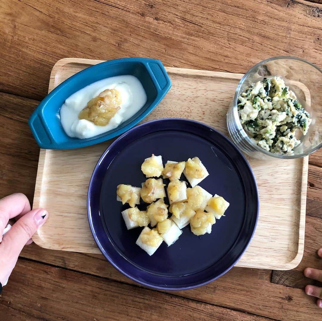 森本容子さんのインスタグラム写真 - (森本容子Instagram)「息子と私の　#朝ごはん 息子はトーストにバナナをチンして潰したのをのせてます。余ったバナナをヨーグルトにも😅　豆腐とほうれん草と豚ひき肉と卵のおかず。私は息子の残りパンの耳。こーなるよね、これ食べるしかないよな😅  @kariangofficial @ymdoshop  @yocomorimoto  #ymdoshop #kariang #tokyo  #japanmade #カリアング#レディスウェア#今日のコーデ#カットソー#コーディネート#森本容子#キッズウエア #マタニティウエア #マタニティ#マタニティコーデ #がんばれ高齢出産 #fashion #yocomorimoto  #離乳食#離乳食後期 #生後7ヶ月#生後8ヶ月#生後9ヶ月#生後10ヶ月#生後11ヶ月 #40代」11月21日 8時38分 - yocomorimoto