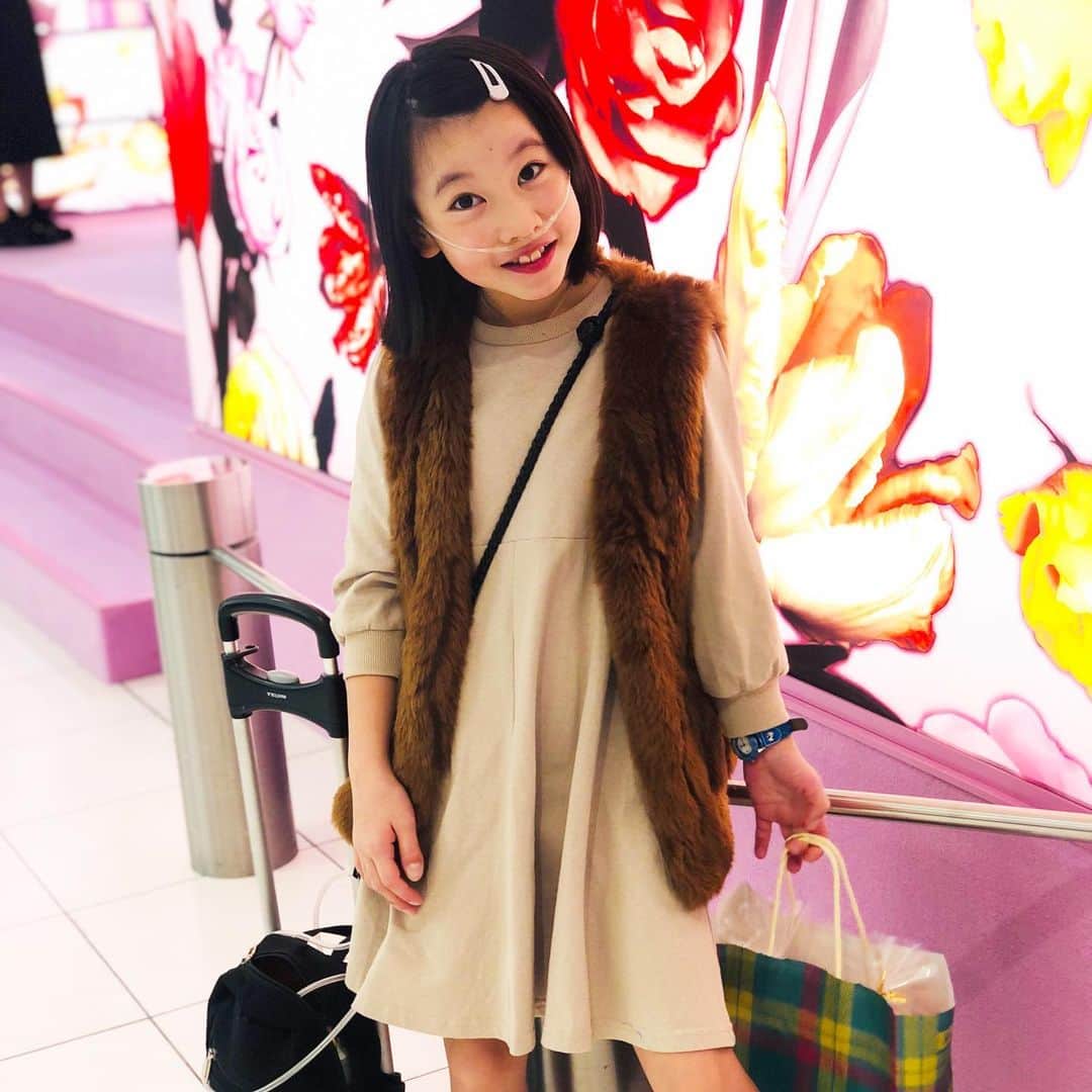 のインスタグラム：「おはようございます。  おくさまの聖地、 ISETAN新宿店がスーパー様変わり！ あれがあっちに移動して、あれが2階に… わけがわからなくなっています。  が、それより、営業終了後の短時間で 場所移動させたスタッフの大変さとか 裏側が気になって仕方ない、部外者な私😅 ISETANのみなさん、ありがとう！という 思いがつのるので、引き続き通います🏃🏽‍♀️ #isetanshinjuku  #ISETANラバー #伊勢丹がカオス #ここからここまで全部下さいという買い物をしてみたい #趣味買い物 #milka」