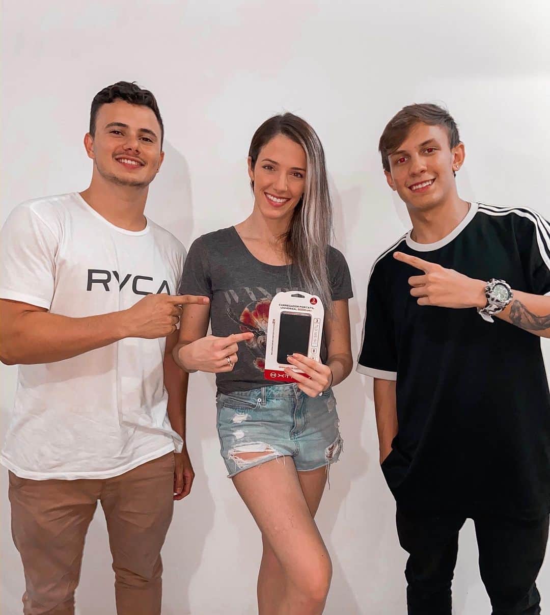 ナターリア・ガウジオのインスタグラム：「Hoje a @manzana.iphone veio até a minha casa!! É isso mesmo gente... A @manzana.iphone tem serviço delivery, eles levam até sua casa capinhas, películas e qualquer outro acessório que você precisar e ainda fazem reparos em Iphone, Ipad e MacBook no conforto da sua casa!! Pra quem tem a vida corrida esse serviço é a salvação!! Escolhi minhas capinhas novas e to apaixonadaaa, corre no stories pra conferir!! Além disso, ta rolando um sorteio top desse carregador portátil lá no insta da loja, não dá pra perder!! Muito obrigada pelo atendimento Vip @duudupereira e @dudumuniz_ !! 🙏🏻😍✨📲🆕🙌🏻❤️ #iphone #ipad #macbook #manzana #apple #repair #new #inlove #delivery」
