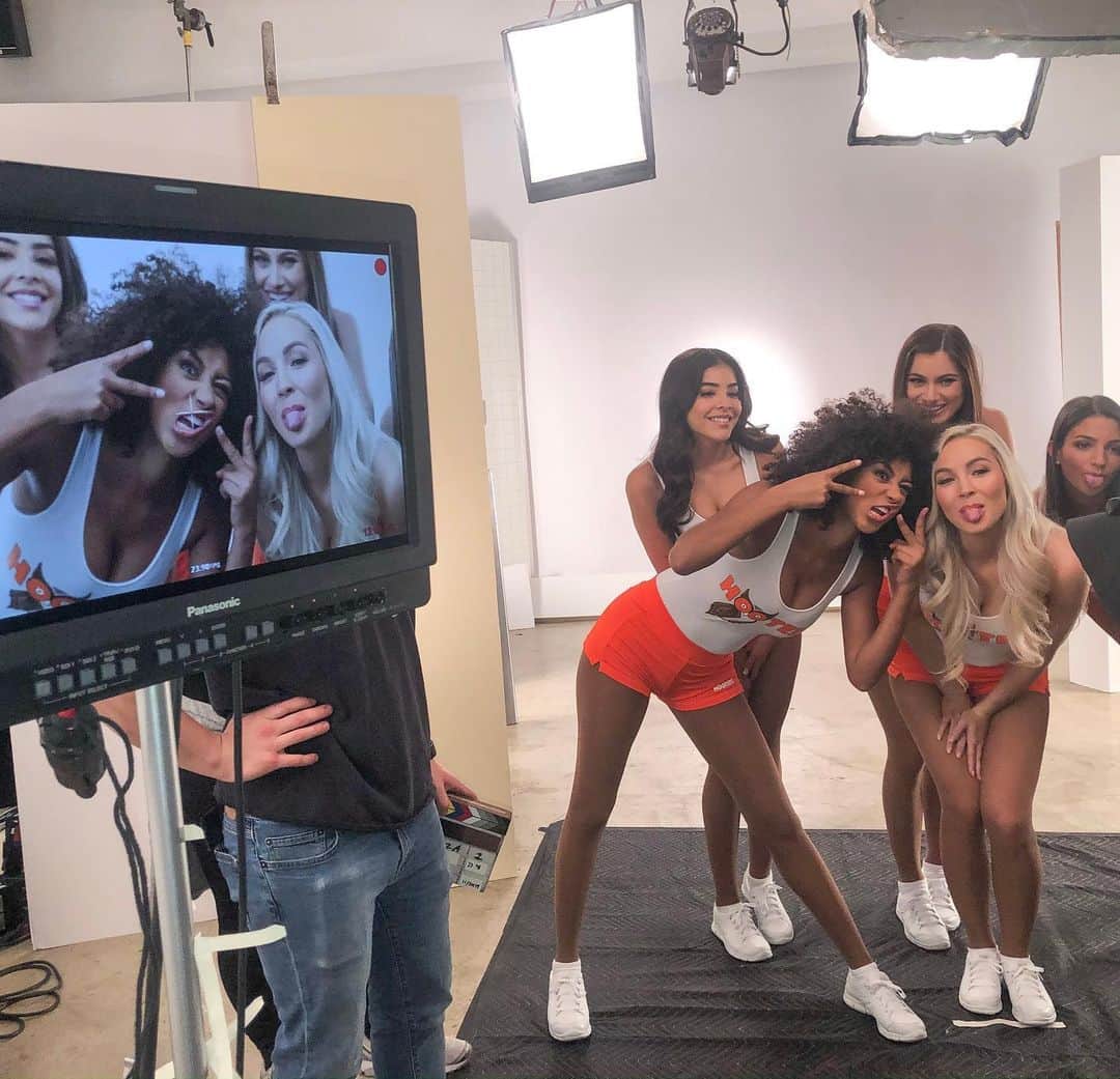 Hootersさんのインスタグラム写真 - (HootersInstagram)「Working hard or hardly working?  That’s a wrap, thank you NYC! 🎬」11月21日 8時53分 - hooters