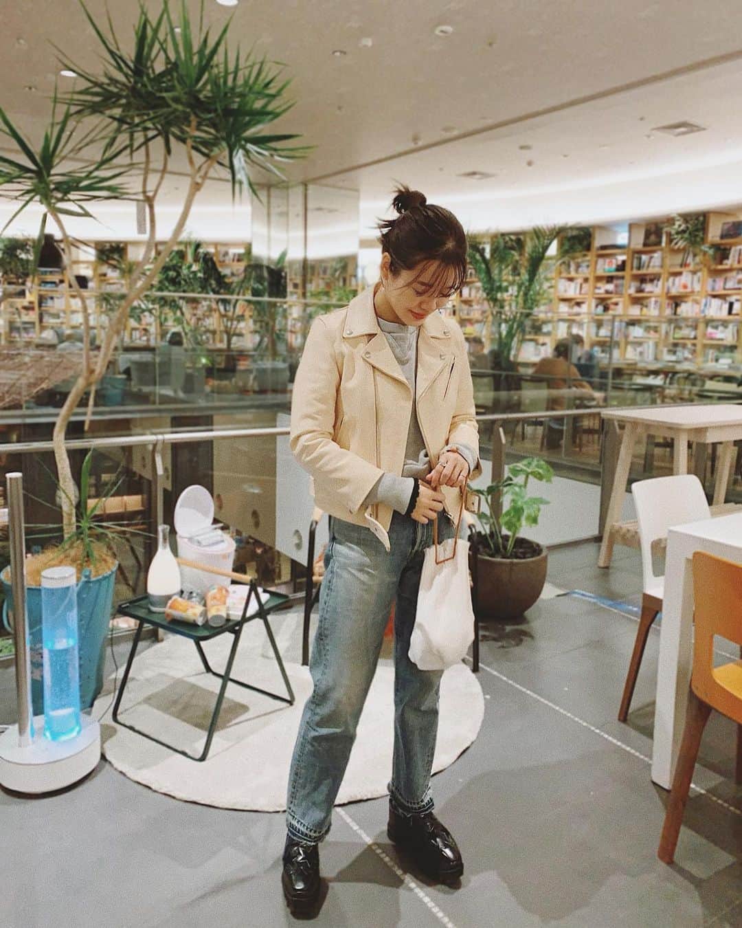 猪鼻ちひろのインスタグラム：「🥣🤩﻿ お気に入りスウェット着て、おニューのライダース着て♡ 二子玉川蔦屋家電の二階でやっているクノールのスープグランデの新商品発売イベントに行ってきました！﻿ ﻿ 2種類どちらとも味が本格的で美味しくて感動したのと、レンジで温めて手軽に飲めるので洗い物もでないしお湯も必要ないという優れもの🥺❣️﻿ ﻿ 体の芯から温まって嬉しいこのイベントは24日まで開催していて、無料で飲めるし、毎日通いたいよ←﻿ ﻿ #おかわりしちゃう美味しさだよ#ちひろのお洋服#二子玉川#ライズ#スープグランデ#とろける幸せ#クノール#新発売#味の素#時短#二子玉川ライズ#二子玉川蔦屋家電#soup#ajinomoto#pr」