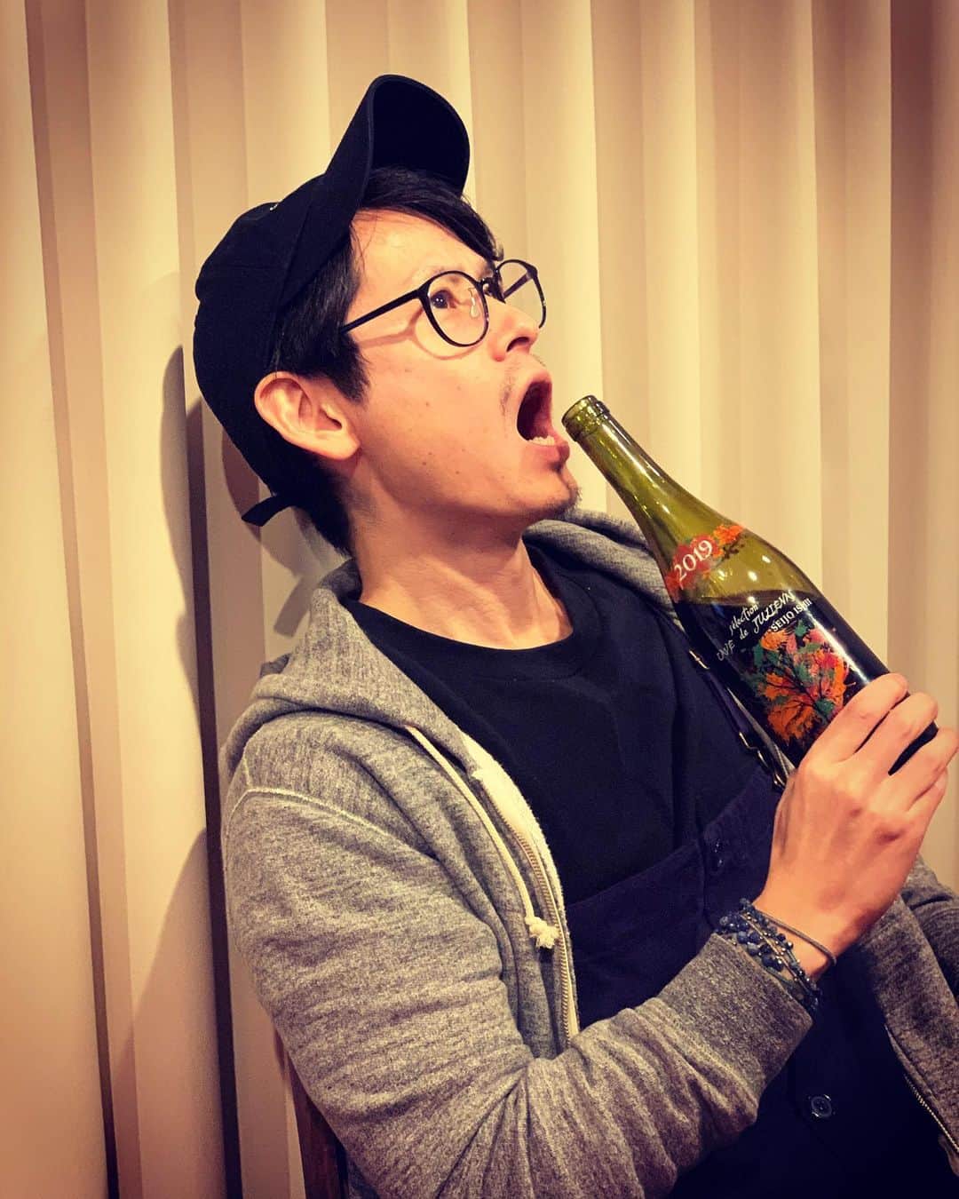 城戸裕次のインスタグラム：「ボージョレヌーヴォ🍷 かいきーん‼️ ・  #城戸裕次#ボージョレヌーヴォ#ボージョレヌーボー #ボージョレヌーヴォー#ボジョレーヌーボー #ボジョレー#ボジョレー解禁#ワイン#赤ワイン #🍷#色んな読み方ありすぎ#wine#beaujolaisnouveau#beaujolais#beaujolaisnouveau2019」