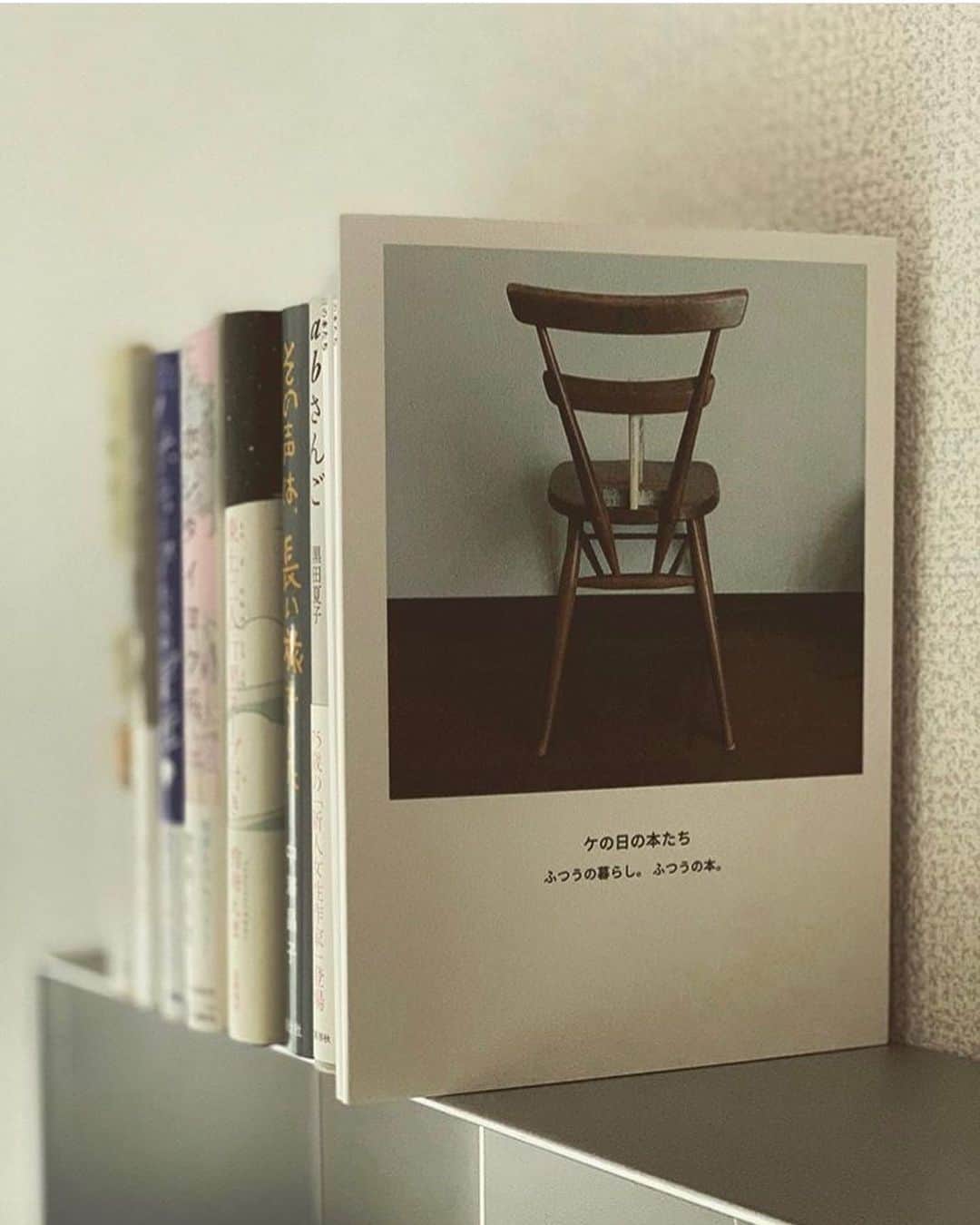 しまうまプリント【公式】フォトブック無料企画開催中さんのインスタグラム写真 - (しまうまプリント【公式】フォトブック無料企画開催中Instagram)「本が好き。 ・ ・ 本日ご紹介するのは @kenohibon さまのフォトブックです✨ ・ ・  @kenohibon さまが本のある生活を 本当に大切に思っていることが伝わってくる 素敵なフォトブックになりました。 ・ こんな素敵な作品を見ると 本が読みたくなっちゃいますね👀 ・ このフォトブックも【本と羊としまうま展】に出展予定の作品なんです✨ 「本と羊としまうま展」ではこの作品以外にも とっても素敵なフォトブック作品が並びます☺️💕 皆さんも是非足を運んでみてくださいね。 ・  @kenohibon さま、 素敵なご投稿ありがとうございました！ ・ ・ 【本と羊としまうま展🐏】 本屋さんで開催する「本」がテーマのフォトブック展 日時:2019年11月23日(土)~11月24日(日)12:00~18:00 場所:Readin'Witin'BOOK STOR 〒111-0042 東京都台東区寿2-4-7 ・ ・ ・ #Repost from @kenohibon ・・・ Sat. 16. Nov. ・ #フォトブック #本と羊としまうま展 ・ 本にまつわるフォトブックを… と、 お声かけをいただいた。 ・ ［しまうまプリント］さん、 福岡の書店 ［本と羊 ］さんの コラボによる、 本のフォトブック展に 参加することに いたしました。 ・ ・ もとい 本がすきで、 生活の風景がすきで、 こんなIGをはじめた。 だから、 このおはなしを いただいた時、 このIG そのまんまの写真で、 フォトブックを作ろう… そう思った。 ・ ところが、 ちょうどタイミングは ずばり機種変 時。。 フォトアルバムは あたらしいスマホに ちゃんと 移せたのだけれど、 IGの写真のみを 貯めておいたアプリは 移行できず… ・ 結果 ほとんどすべて あらたに撮り直すという。。ww （アイコンと表紙、 べつの写真なんだよ！ わかんないベー  ww） 煙が出そうな ドタバタ撮影となった（笑） ・ ・ フォトブックなんて、 アルバムに写真をさすのと 変わらない… かってにそう思い、 今まで作ったことは なかった。 ・ なんて おばか だったことよ… 今回、 思い知らされた。 ・ 本がすき…というのは、 読むのが すき。 そのほかに、 本そのものが すき… というのが、あること。 ・ たとえ フォトブックではあっても、 本になるというのは 単純に うれしい。 本のかたちを成した 稚拙な写真たちは、 スマホの画面や バラバラ見の時とは ちがう よろこびを わたしにもたらしてくれた。 ・ ・ 開催日：2019年11月23日（土）24日（日）  開催場所：Readin’ Writin’ BOOK STORE ・ #しまうまプリント  #本と羊 #readinwritinbookstore ・ #読書#読書記録#本#bookstagram #instabook#読書倶楽部#本のある暮らし#本が好き#暮らし#暮らしを楽しむ#マンション暮らし#みんなの暮らし日記online#インテリア#雑貨#言葉#徒然」11月21日 18時17分 - shimaumaprint