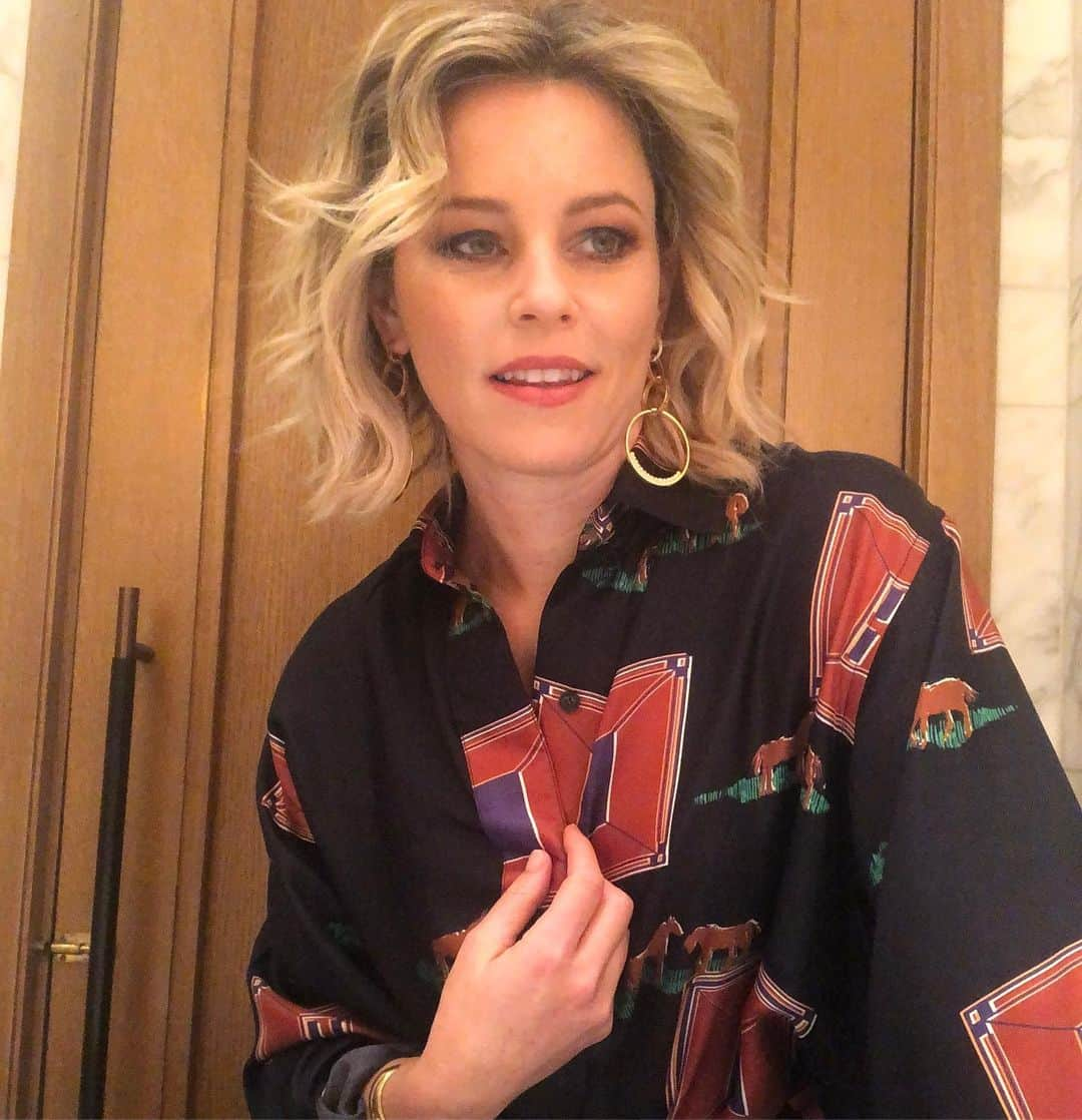 エリザベス・バンクスさんのインスタグラム写真 - (エリザベス・バンクスInstagram)「#jetlagged but make it cute #London #charliesangels」11月21日 18時19分 - elizabethbanks