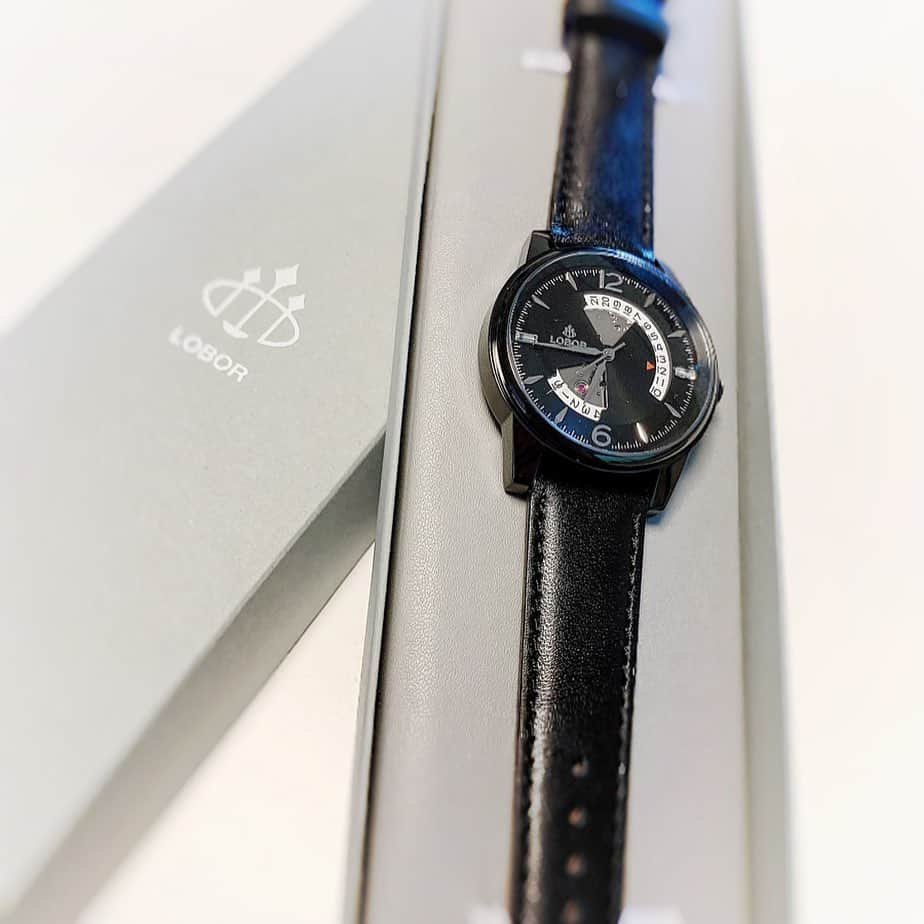 MCしんごのインスタグラム：「僕の愛用してるLOBOR  @loborjapan のコレクションに【Vogue Erté Black】が加わった!  時計の内部を透かして見せる”スケルトンの文字盤が特徴✨ 半月型にくりぬかれた部分からは美しい時計の内部が顔を出していておしゃれなんだよ✨  loborはデザインが凄くいいし、好きなの♡  クリスマスプレゼント悩んでるそこの君！ 僕のインスタ見てくれた人への特別な10%offのクーポンもあげちゃうから♪̊̈♪̆̈ 10%offクーポンコード 【mcshi1115】  #ロバー #時計 #腕時計 #lobor  #手元倶楽部 #watch #cool #goodpric#switzerland #watches #MCしんご  #オリラジ #オリエンタルラジオ #モノマネ #ものまね #entertainer #comedian #television #radio  #お笑い #芸人  #オシャレ #fantastic #fashion #おしゃれ #design #gooddesign #christmas #present #gift」