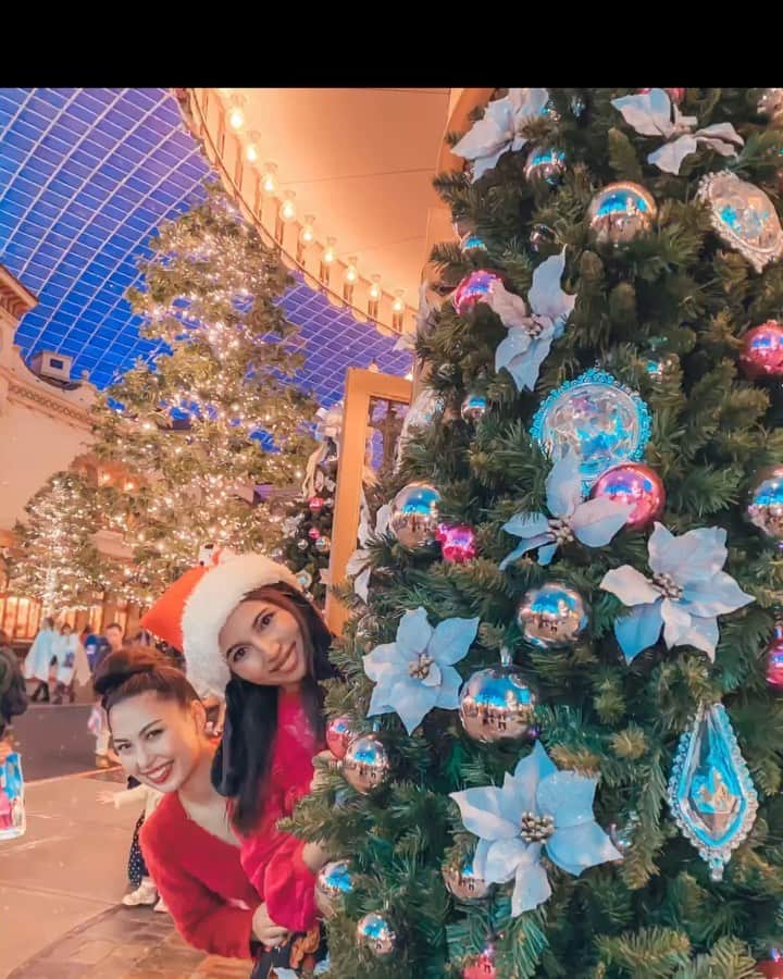 のインスタグラム：「USJクリスマスへ🌏♥️. . USJのクリスマスは @angellagiustini と @yumarow と初めて行ったんだけど、想像した以上にキレイで感動しっぱなし🥺！ . ミニオンやジョーズがクリスマス仕様になってたり、 夜になるとイルミネーションが素敵すぎて歩いてるだけで楽しかった🎄✨. . とっても楽しみにしていたクリスタルの約束も、花火×イルミネーション×音楽が素晴らしくて 一度見て、また絶対みたいと思っていたハリーポッターのショーもクリスマス仕様に♥️♥️. 本物の魔法を見たかと思うくらい感動…どれも動画に収めたので是非見てみて🤣🤣！ . ハリーポッターが大好きなので、みんなでローブも着て魔法使いごっこもしました🧙‍♀️笑 . 沢山写真を撮ったので、また投稿します🖋♡. . @universal_studios_japan . #usj #ユニバ #大阪 #pr #ユニバーサルスタジオジャパン #ユニバーサルスタジオ #ハリーポッター #ミニオン #イルミネーション #クリスマス #ジョーズ #クリスマスイルミネーション #クリスタルクリスマス」