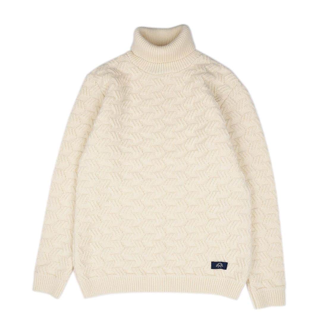 のインスタグラム：「🆕 Pull Col roulé 🆕 disponible en 3 coloris ( laine Shetlands 🐑 ) Cette saison la gamme de tricot BDP puise inspiration des motifs issus des plaques antidérapantes de la capitale. Made in France 🇫🇷 🏭 #bleudepaname  #madeinfrance #bdpfw19 #bdp10 🍂❄️」