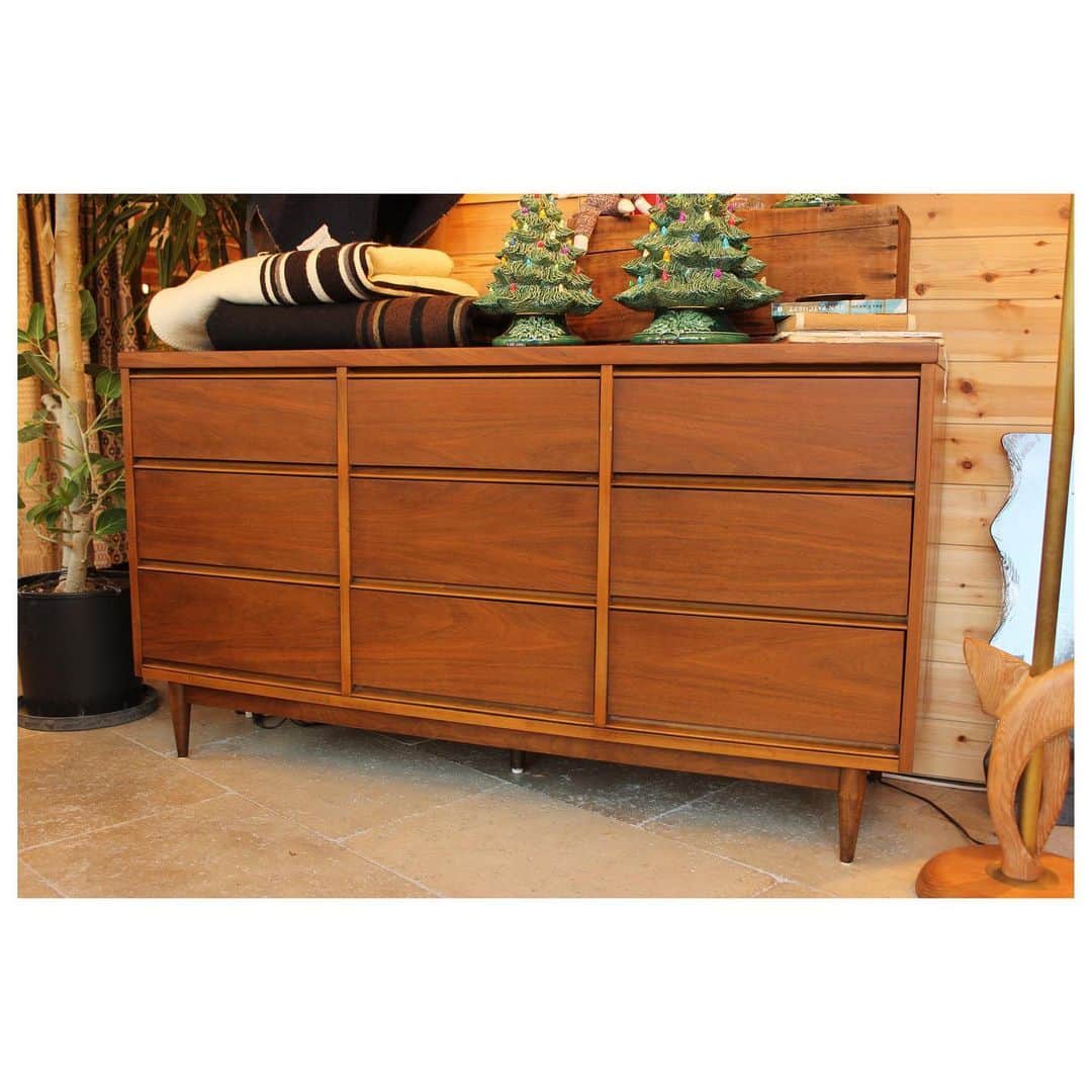 ACME Furnitureのインスタグラム
