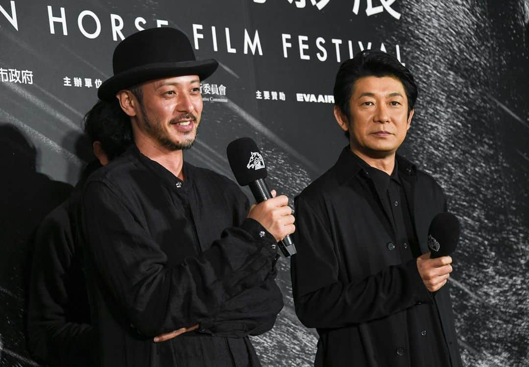 永瀬正敏さんのインスタグラム写真 - (永瀬正敏Instagram)「﻿ ﻿ 昨夜『Golden horse film festival』にて﻿ オダギリジョー監督作品『ある船頭の話』が上映されました！﻿ ﻿ 審査の試写の後、オダギリ監督と合同記者会見、舞台挨拶、Q＆Aとご一緒しました。﻿ ﻿ 終了時間が真夜中にも関わらず、満員のお客さん、、、本当に有難うございました！﻿ ﻿ オダギリ君と半日一緒に台湾、、、最高でした！！﻿ 楽しかった！！﻿ ﻿ from  M.Nagase﻿ ﻿ ﻿ #金馬影展 #goldenhorsefilmfestival #ある船頭の話﻿ #擺渡之歌 #台湾 #taiwan #オダギリジョー監督﻿ #小田切讓 #初めての公式2ショット！ #楽しかった﻿ #ありがとう #謝謝 #今日は2時間睡眠で審査！﻿ #永瀬正敏 #masatoshinagase﻿」11月21日 18時33分 - masatoshi_nagase_official