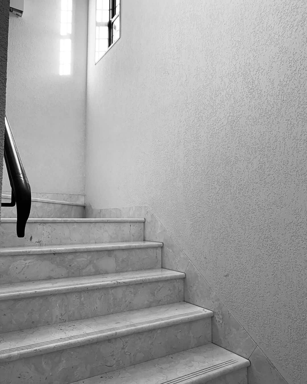 鈴木結女さんのインスタグラム写真 - (鈴木結女Instagram)「学びは続く これからまたもうひとつ 感動を頂きに行ってきます  #stairs #monochrome #blackandwhite #shadowandlight #stairsandwindow」11月21日 18時34分 - yumelynx