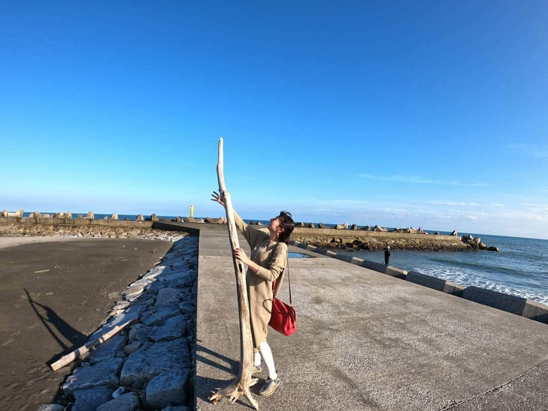 芳美リンさんのインスタグラム写真 - (芳美リンInstagram)「新しい趣味？☺﻿﻿ ﻿﻿ #流木拾い﻿﻿ ﻿﻿ 目指せ、#流木アーティスト ！﻿ ﻿﻿ なんてね。﻿﻿ ﻿ 手に持っているの、Yみたい！YoshimiのY!だからなんだってことはないけども。﻿ ﻿﻿ 何年か前、拾うだけ拾って、挫折したことあるので、今度こそ！﻿ ﻿﻿ ﻿ まずは乾燥させないとね。﻿ さーて、ちゃんとできるかなー。 ﻿﻿ ﻿ 一番最後の写真のは、さすがに大きすぎて持ち帰れず。﻿ ﻿ #ワンピース﻿﻿ @exsome_official #exsome #エクソーム#pr﻿﻿ #paliobag﻿ #palio #KEEN #一宮#一宮海岸﻿﻿ #千葉#流木﻿﻿ #旅したくなるフォト #japantrip #旅行 #travelstagram #旅人 #lynn_trip #旅 #travelme #travel #trip #traveler #トラベラー ﻿﻿ #旅好きな人と繋がりたい﻿﻿ #travelholics﻿﻿ #海好きな人と繋がりたい﻿#リンジャンプ#Goprojp」11月21日 18時38分 - lynn.lynn5