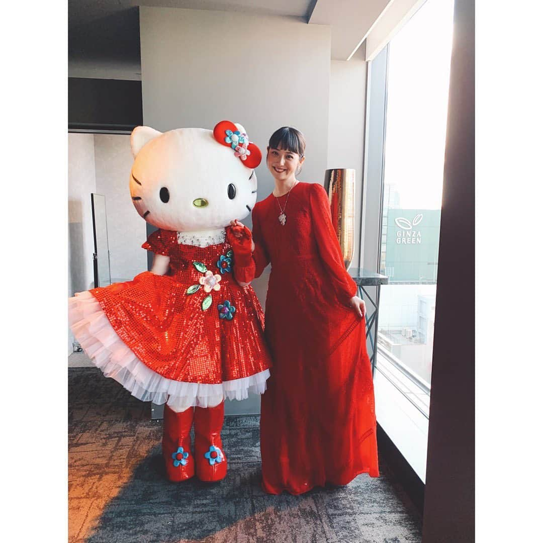 佐々木希さんのインスタグラム写真 - (佐々木希Instagram)「5年ぶりにキティちゃんにお会い出来ました🎀  ジュエリーブランドの「サバース ギンザ」と「ハローキティ」のコラボジュエリー発表会にて。 ダイヤモンドが沢山付いたジュエリーはなんと2020万円！！お高い…🥺 #Hellokitty #SABIRTHGINZA」11月21日 18時48分 - nozomisasaki_official