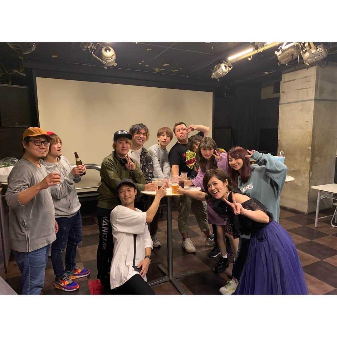 AIMIさんのインスタグラム写真 - (AIMIInstagram)「こんばんみみみ🍻🍻🍻 ❤︎ ❤︎ 2019.11.1 今年の締めくくりライブの打ち上げ中 集合写真📸  はやく来年にならないかな♫ って振り返りながら見てる🎸 来年の目標は新曲を持ってみんなをあっと驚かせて、大満足なライブをすること😙 新曲作りも自分磨きもしたいから、 本をたくさん読んで勉強して体を動かして、新しい音を奏でる！ またみんなに会えるまで、 1日1日を大切に過ごす✨✨ #AIMI#下北沢ReG#年内ラストライブ #来年の目標」11月21日 18時43分 - my_name_is_aimi