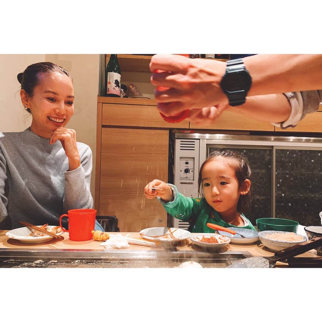 佐々木希さんのインスタグラム写真 - (佐々木希Instagram)「この可愛いお2人ともんじゃ♡ 色々話して色々教わって… 有り難い😊 大好きなもんじゃ屋さんは いつ行ってもホッコリするなぁ。本当に子供に優しいお店だ。  #もんじゃさとう」11月21日 18時44分 - nozomisasaki_official